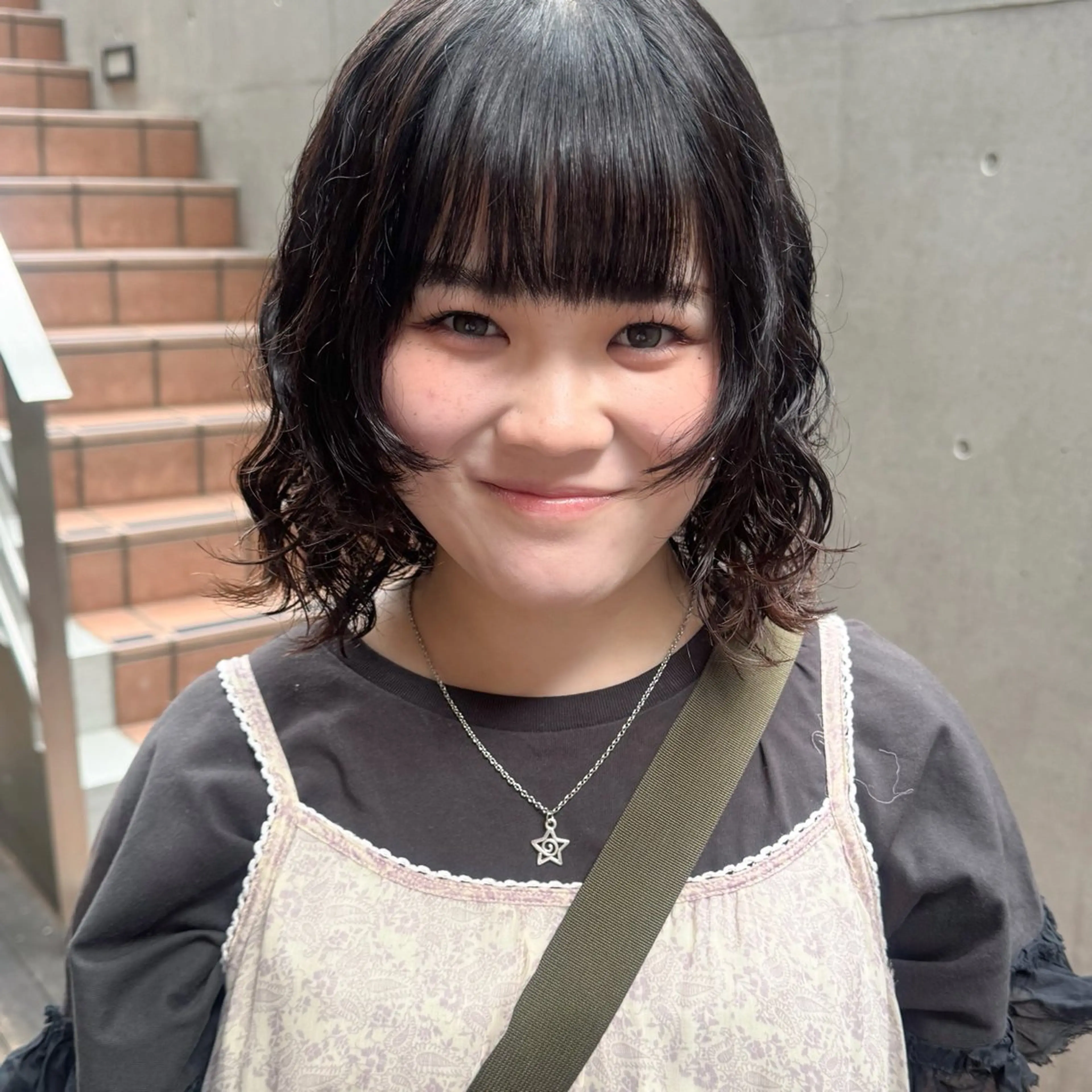 ショート カラー パーマ ボブ 伸ばしかけ カット パーマ 大橋 芽衣のヘアスタイル