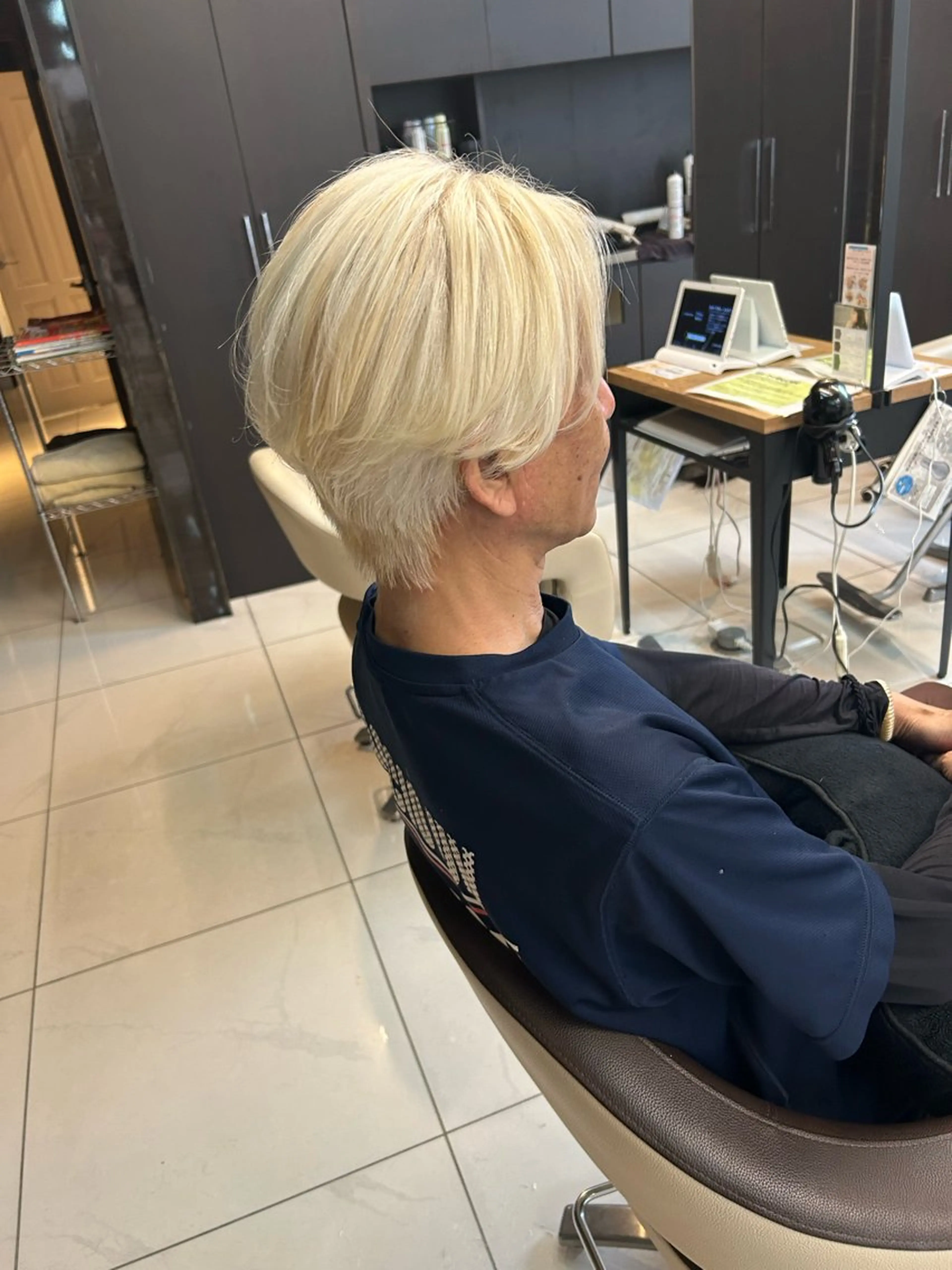 カラー メンズ メンズハイトーン ハイトーンカラー 小嶺 麗華のヘアスタイル