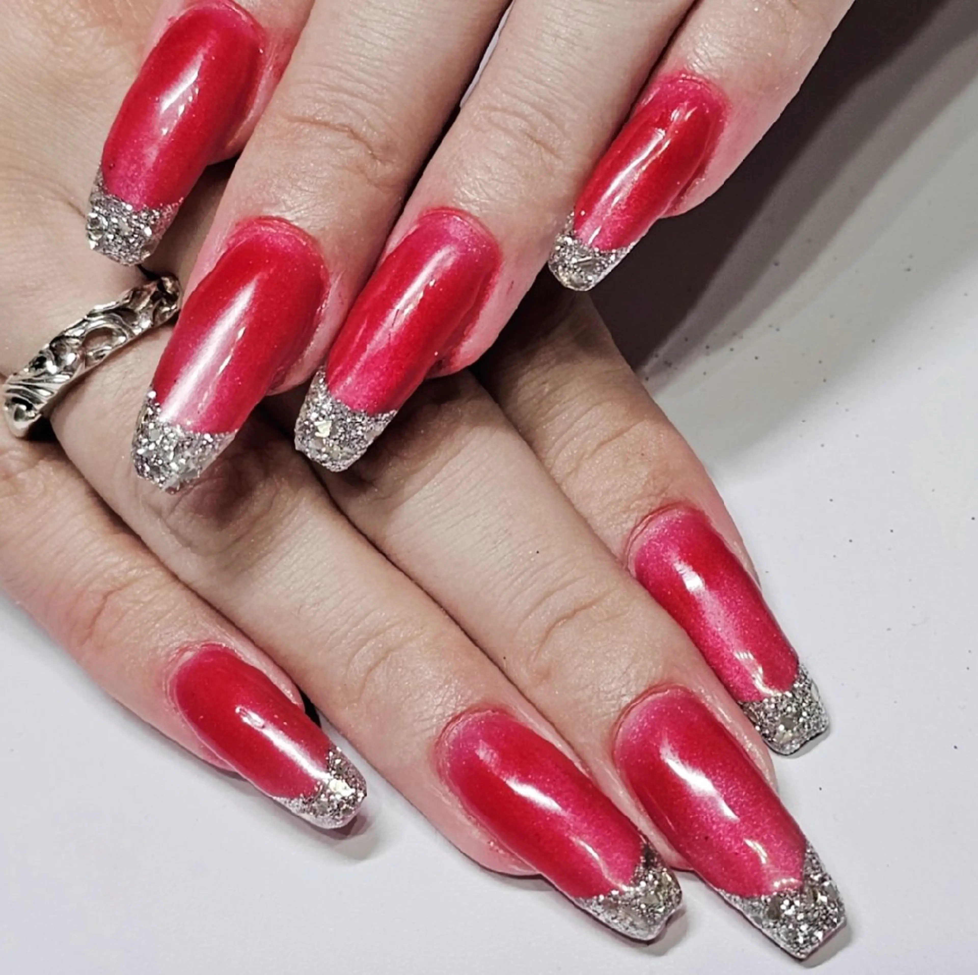 ネイル フレンチネイル ガラスフレンチ マグネットネイル 赤色 シルバー ハンドネイル よしだ ひろきのネイルデザイン
