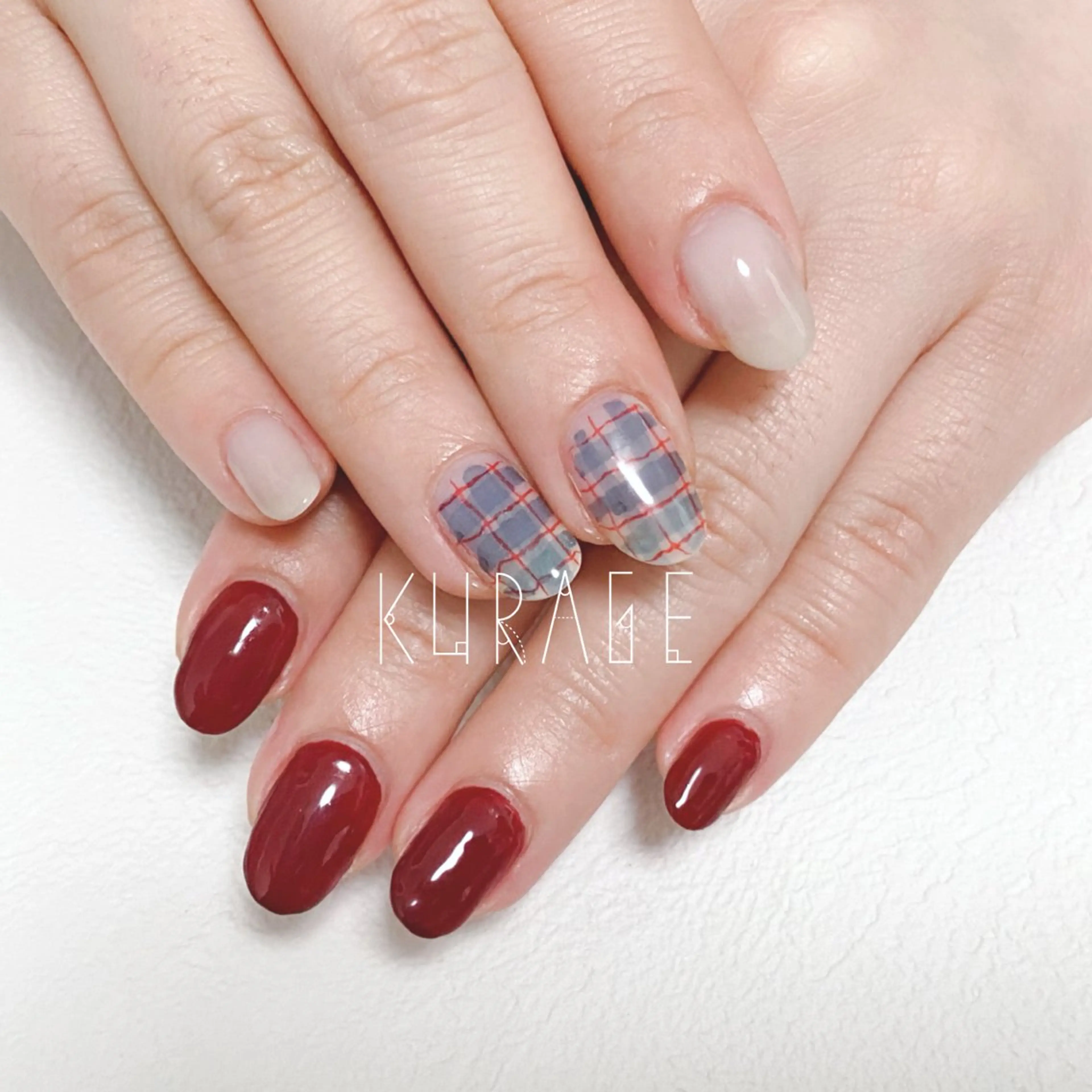 左右異なるデザインで写真撮影の楽しさも2倍📸【おでかけ・旅行ネイル】の写真