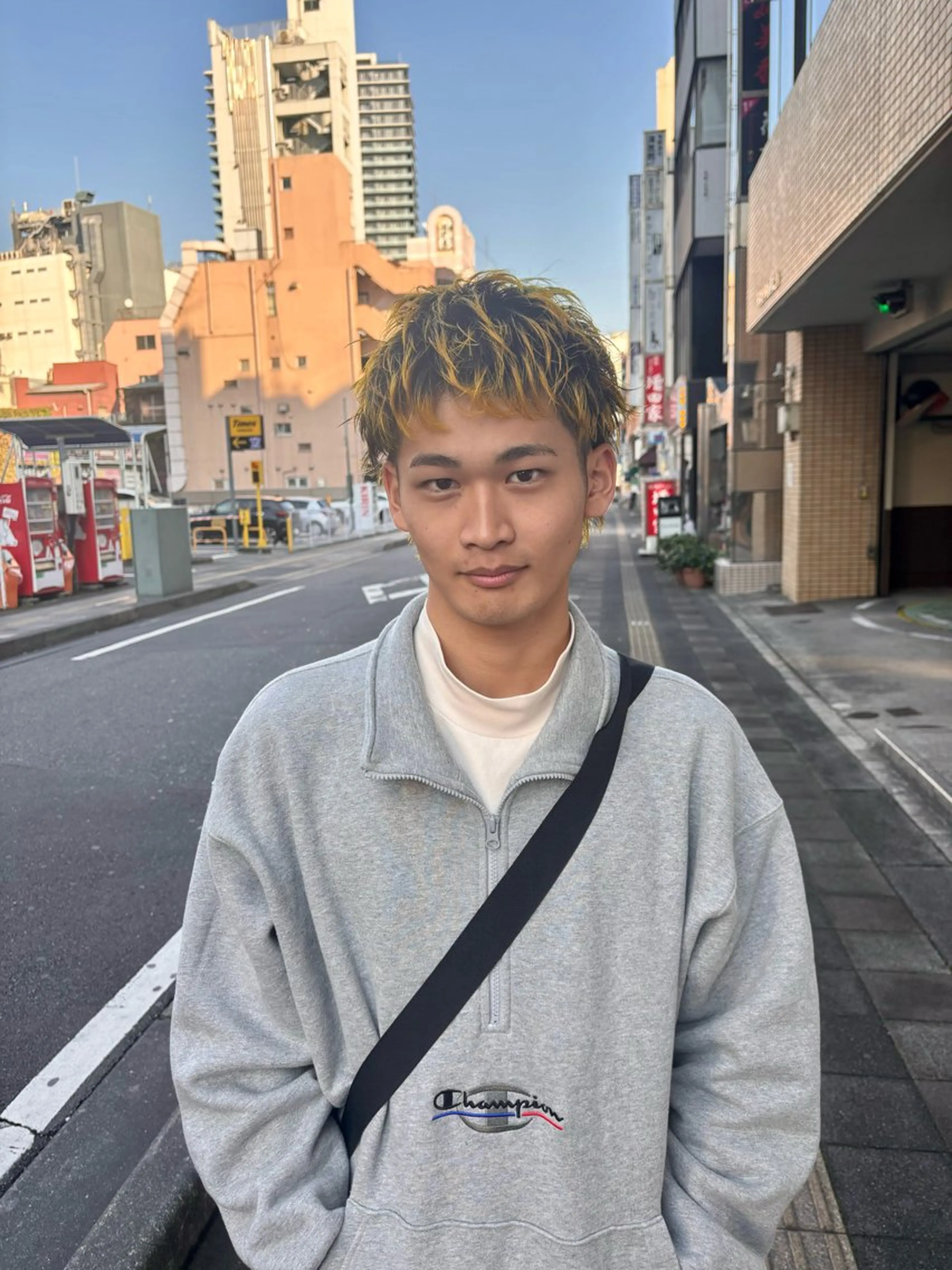 ショート メンズ メンズブリーチ イエローカラー カット ヘアカラー 小関 仁晴のヘアスタイル