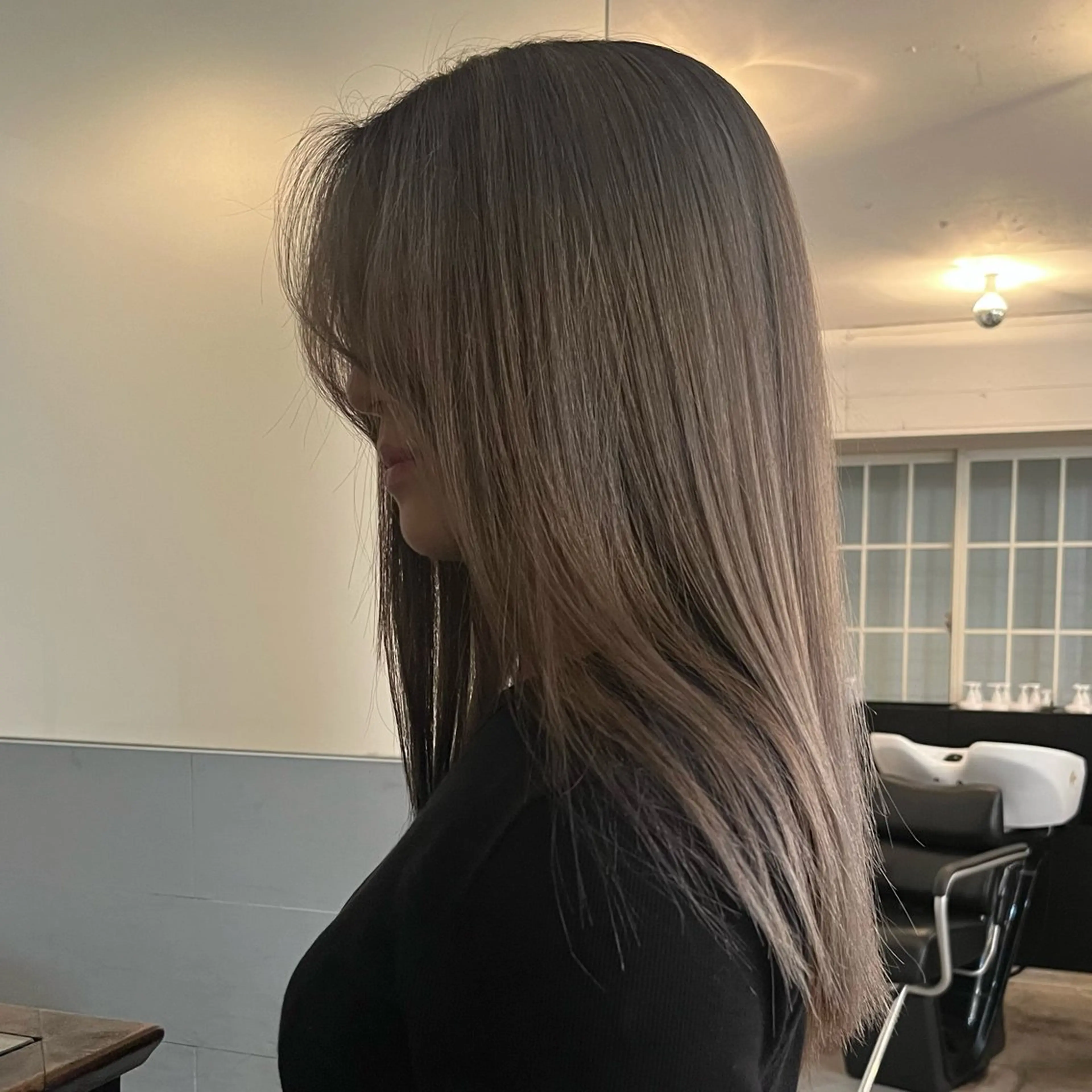 ロング カラー ミストバング ベージュカラー ブリーチ ブロンド デザインカラー ヘアカラー レイヤー/ベージュ mikuのヘアスタイル