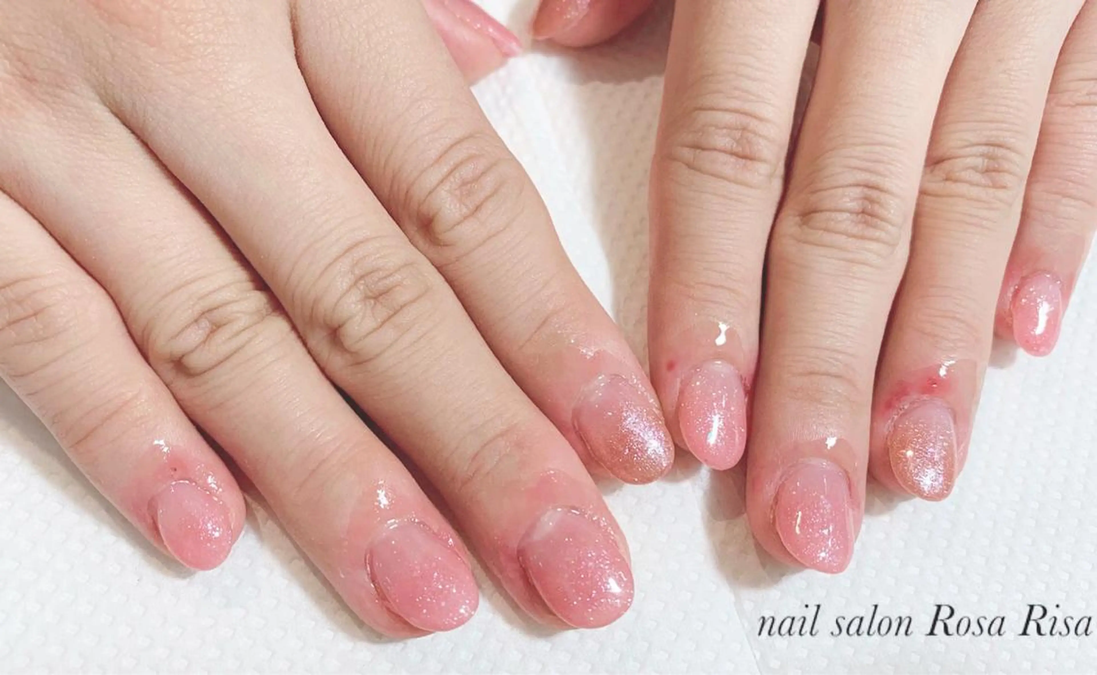 ミディアム ネイル キラキラネイル ピンク ハンドネイル ネイルスタジオ シェイクユアハンズのネイルデザイン