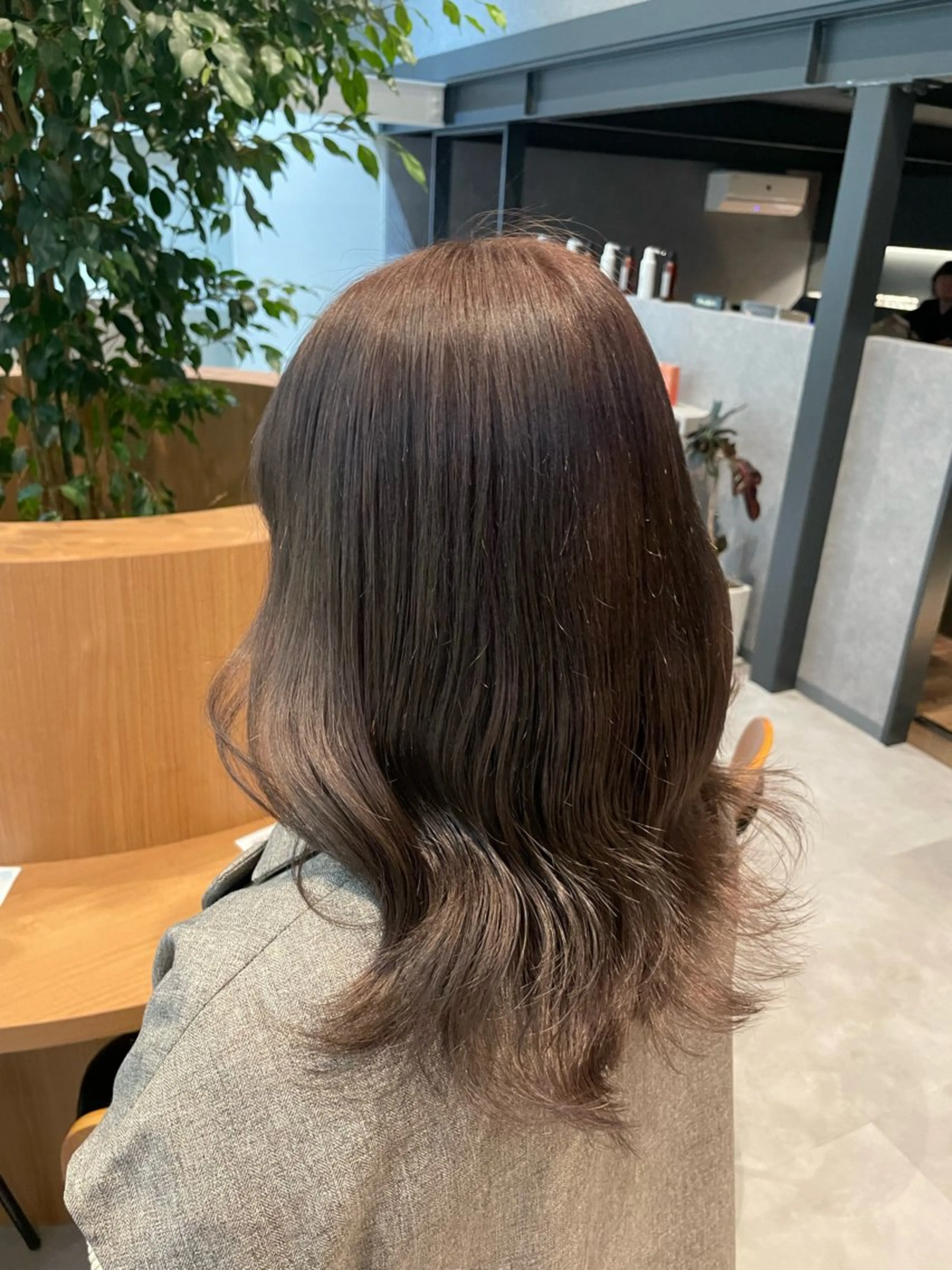 ロング カラー ブリーチ グレージュ ミルクティーグレージュ ブリーチなしカラー カット ヘアカラー トリートメント ayaka |トレンドヘアのヘアスタイル