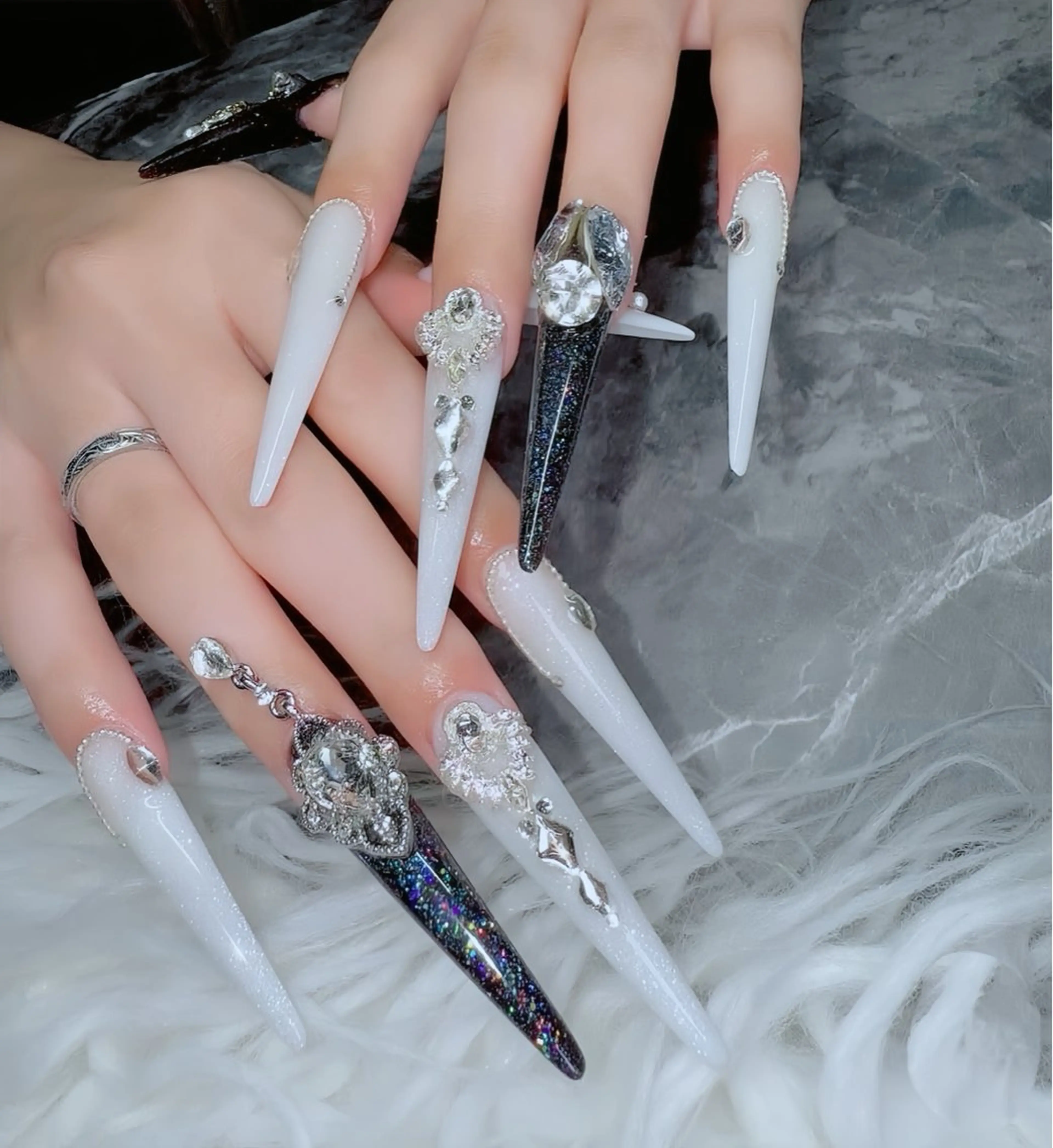 ネイル チークネイル フレンチネイル ガラスフレンチ グラデーション キラキラネイル ハンドネイル Rin Nail 新大久保店のネイルデザイン