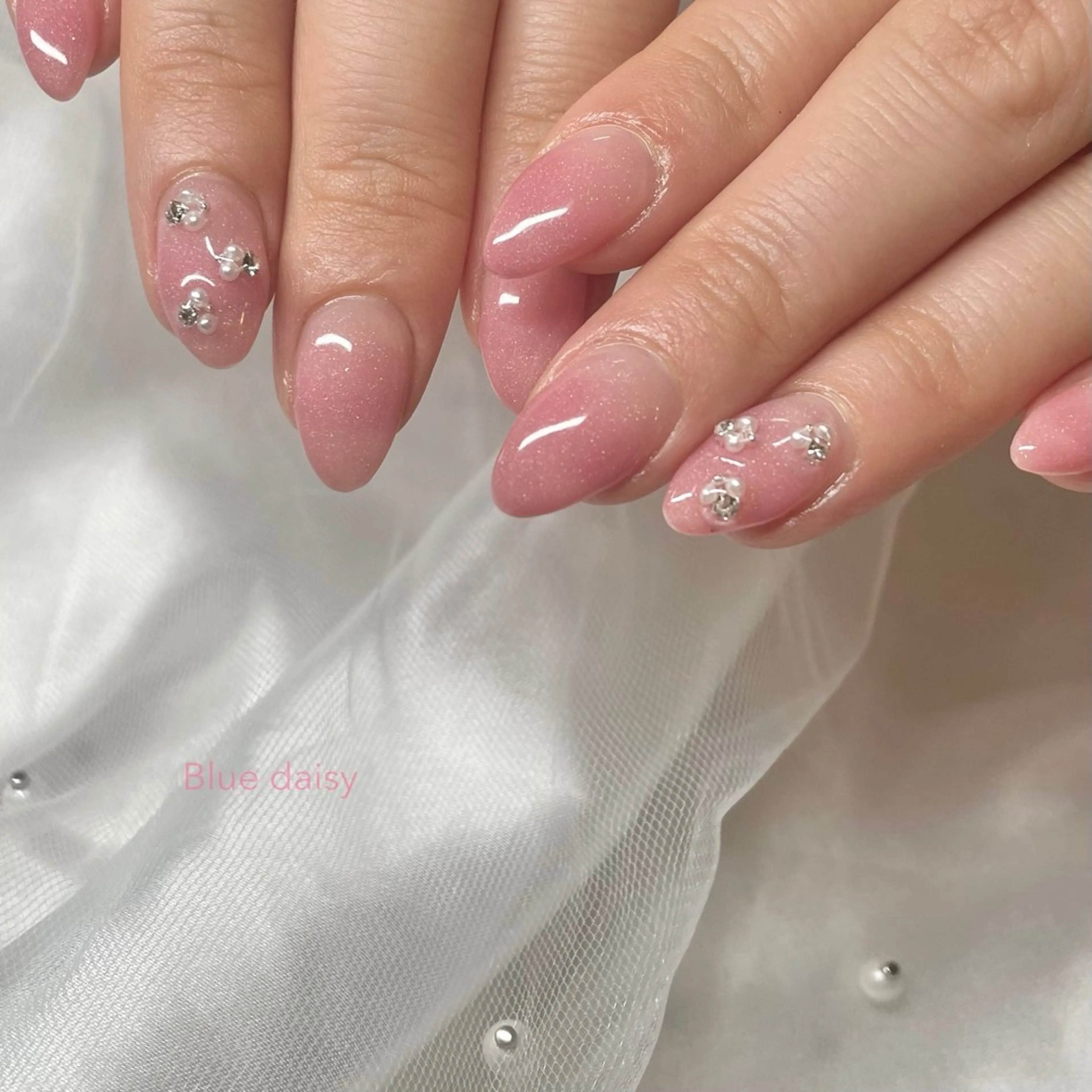 ネイル グラデーション ストーンネイル ハンドネイル Blue　daisy　栄本店 【ブルーデイジー】所属・Blue daisy 栄本店のネイルデザイン