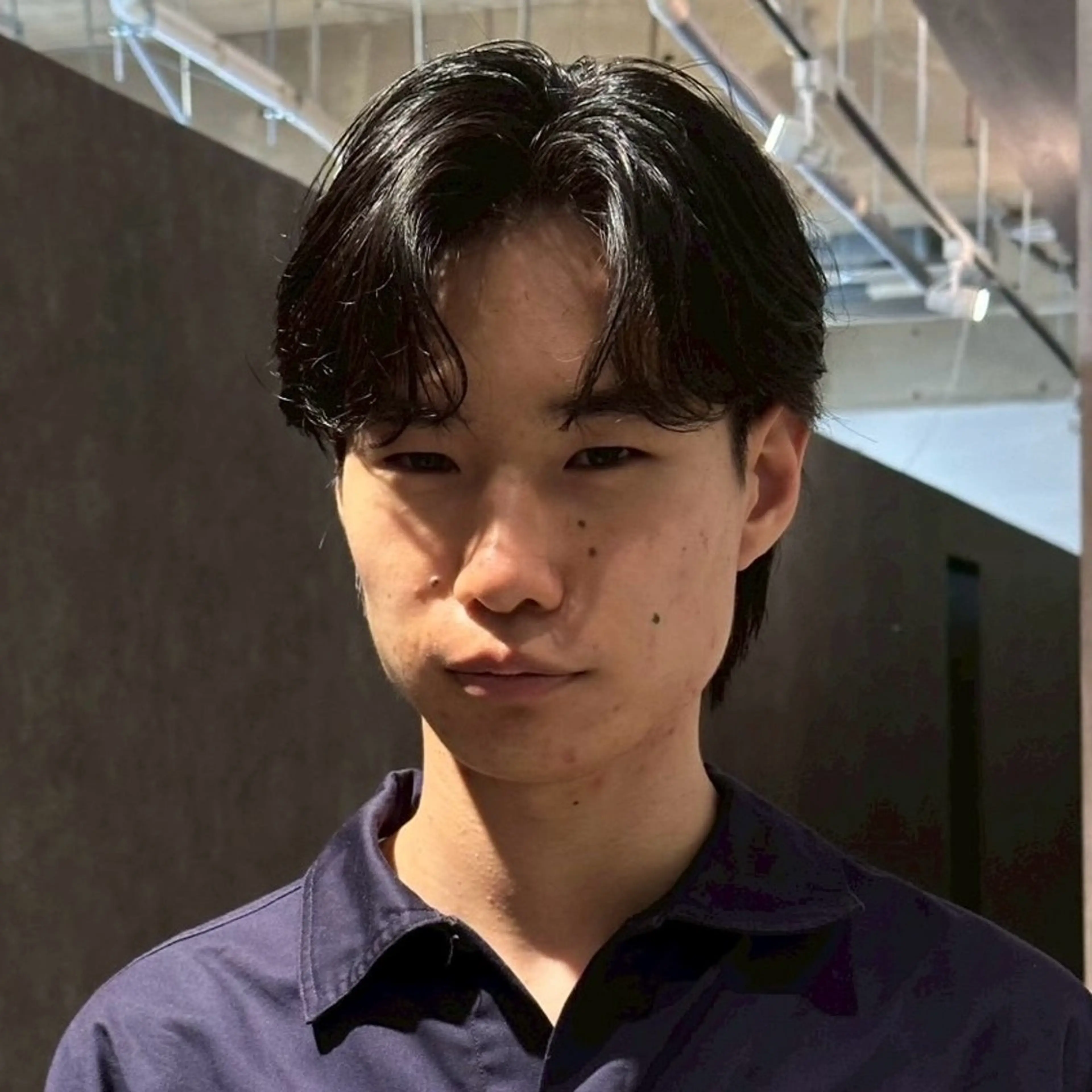 ミディアム パーマ メンズ ミディアムパーマ メンズブリーチ センターパート フェードカット フェザーパーマ 金山駅前メンズカット モデル募集 青島永透のヘアスタイル