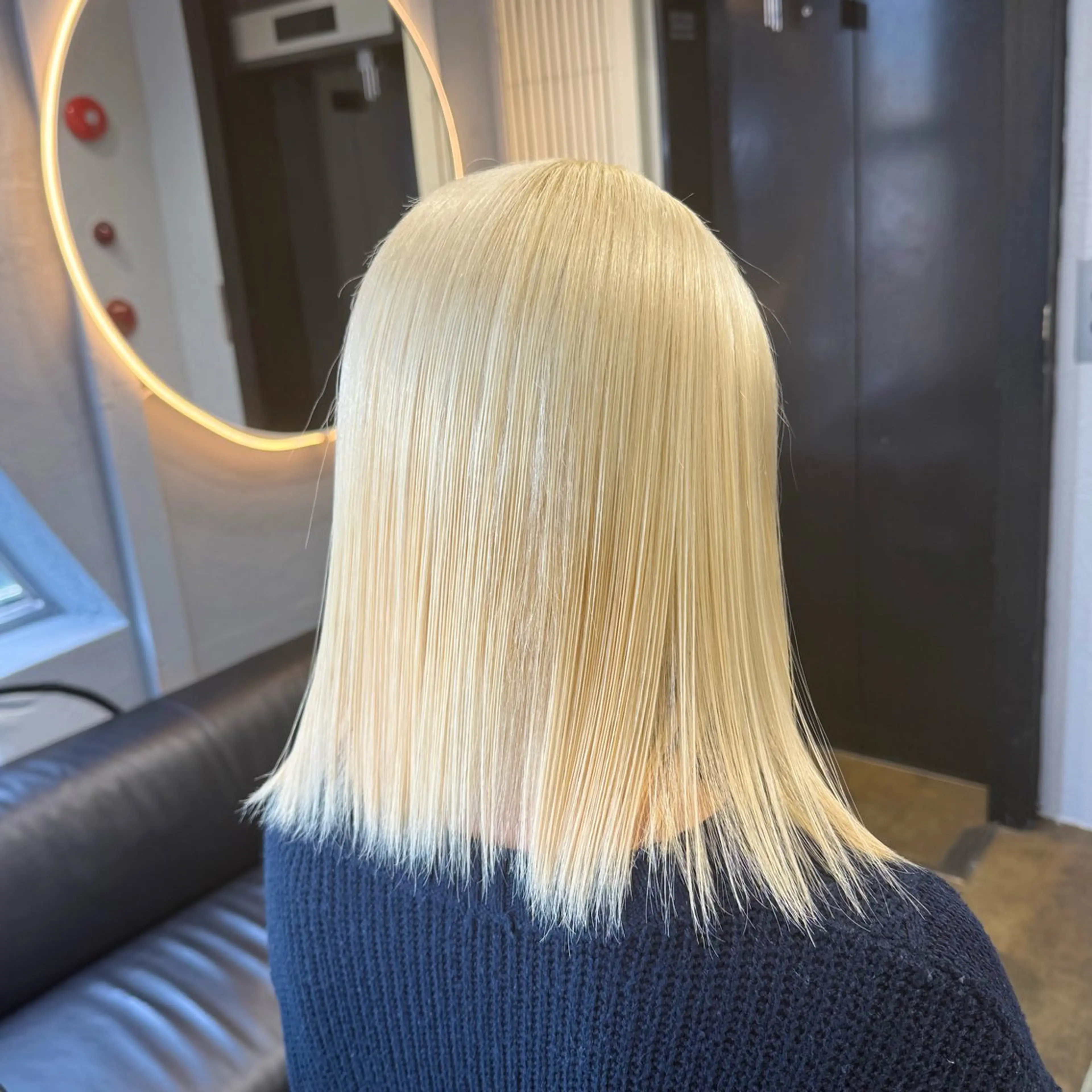 ミディアム カラー ベージュカラー ブリーチ ブロンド デザインカラー グレージュ ヘアカラー ハイトーン/ 髪質改善/上質艶髪のヘアスタイル