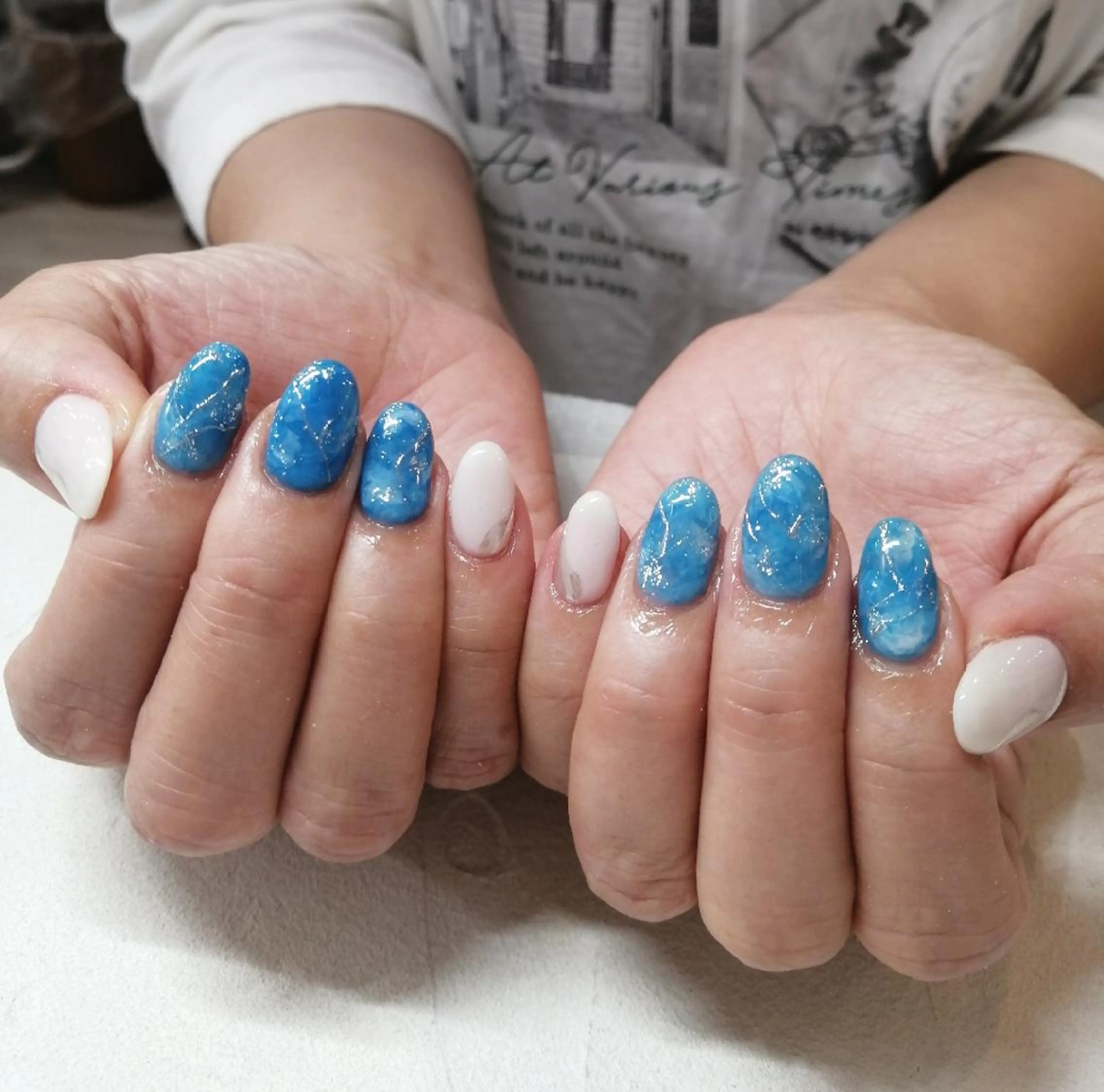 ネイル ブルー ニュアンスネイル I.プライベートネイルサロン所属・I.プライベート ネイルサロンの眉毛・アイブロウイメージ