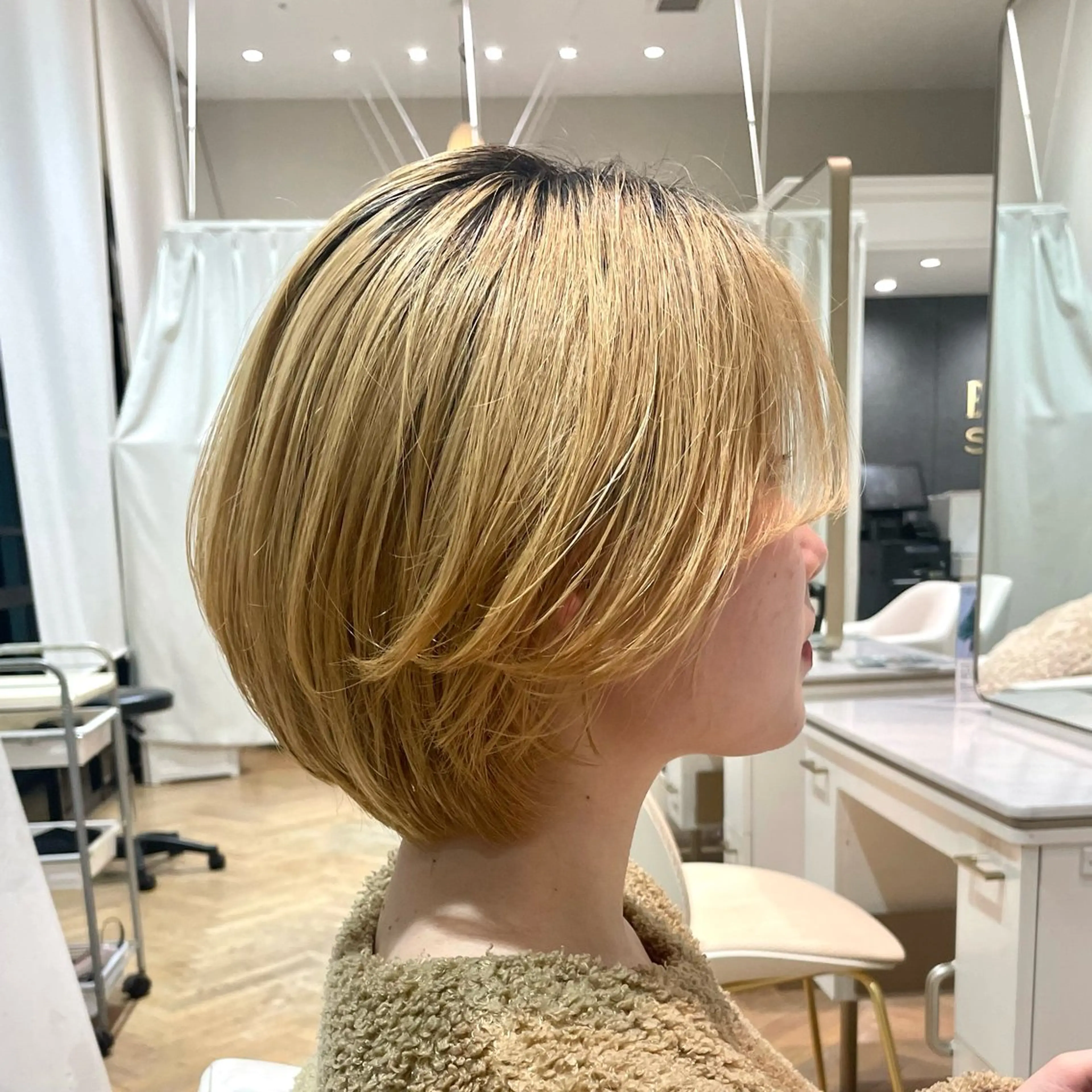 ショート ELLE salon サエのヘアスタイル