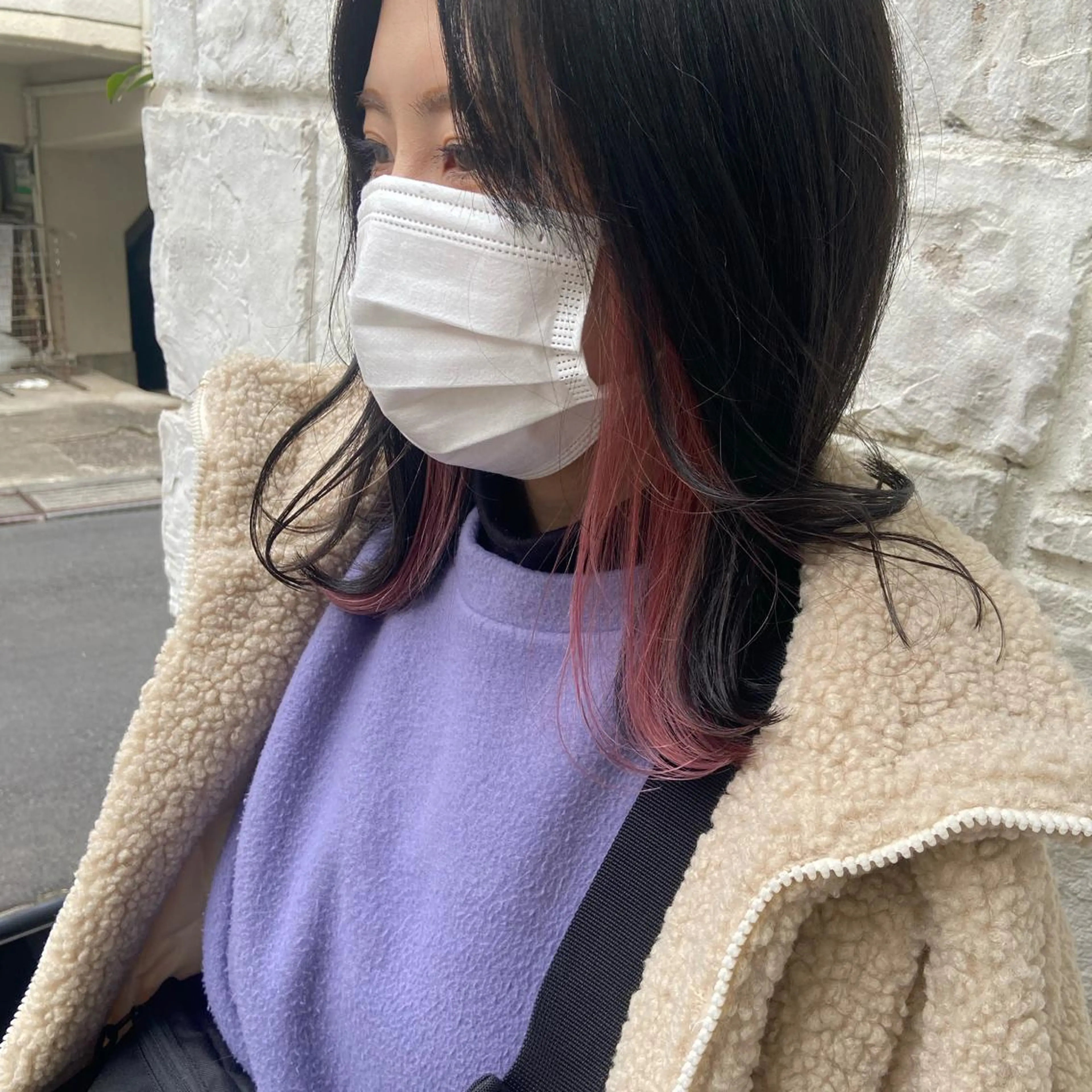 ミディアム カラー インナーカラー ピンクカラー カジュアルを女っぽく 𝗮𝘆𝗮𝗰𝗼のヘアスタイル