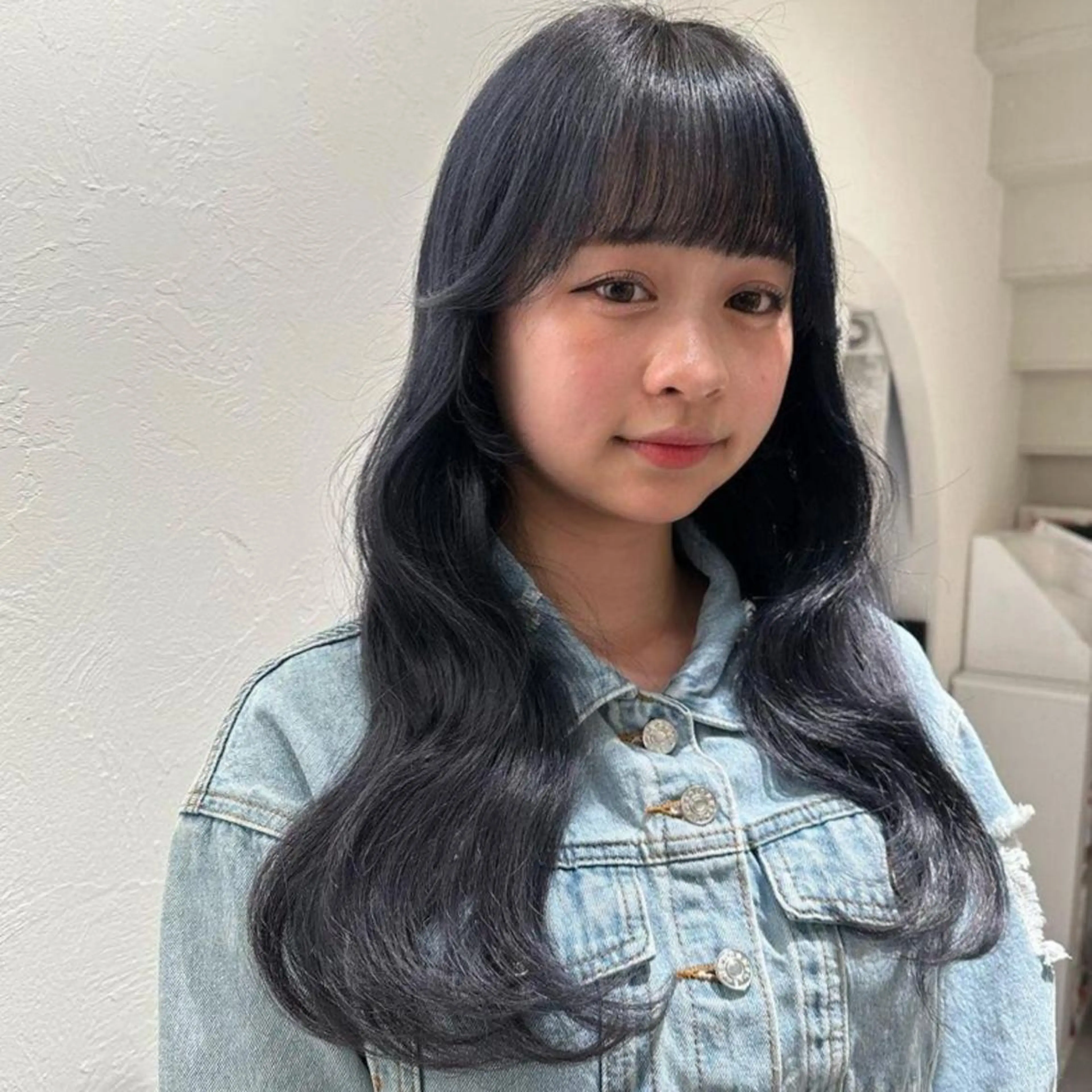 セミロング カラー 黒髪 ブリーチ ブルーカラー ブルーブラック 透明感カラー ORIKA 美容室のヘアスタイル