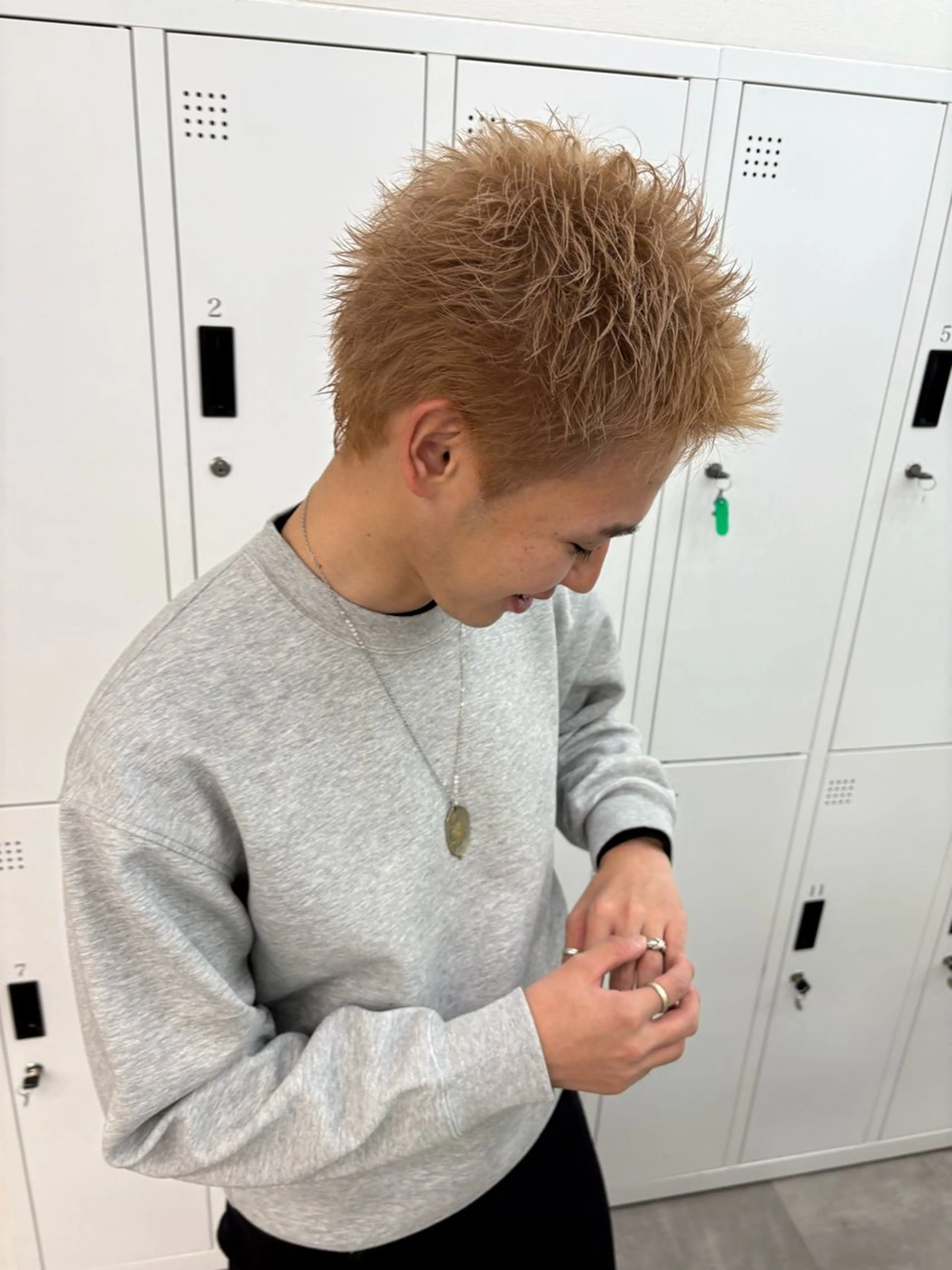 ショート メンズ ヘアカラー 綾乃／デザインカラー ／ハイトーン／ボブのヘアスタイル