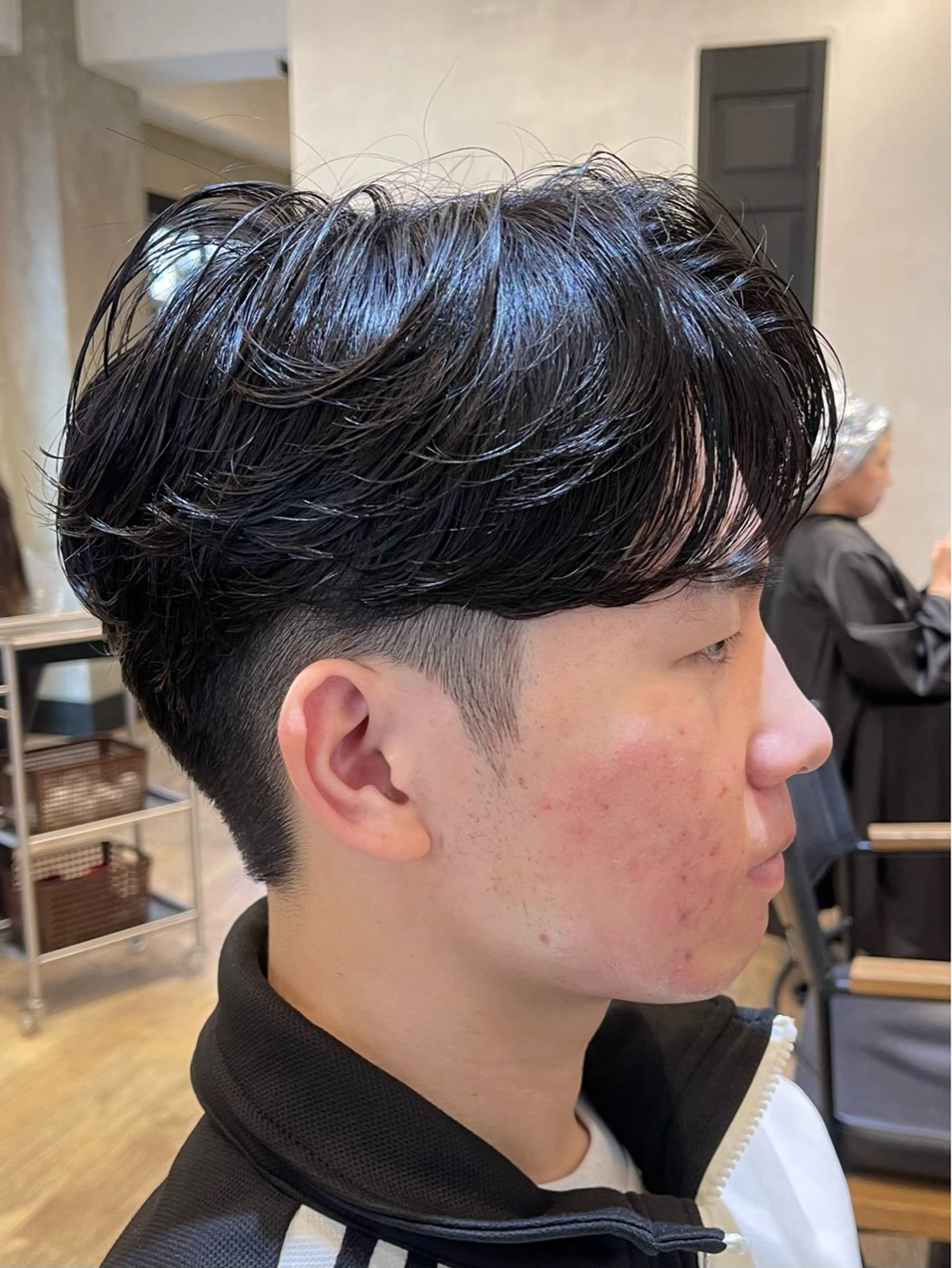 ショート パーマ メンズ ビジネス センターパート フェードカット メンズ韓国風 マッシュ カット パーマ トリートメント ヘアセット 新宿メンズ専門 髪質改善パーマ特化のヘアスタイル