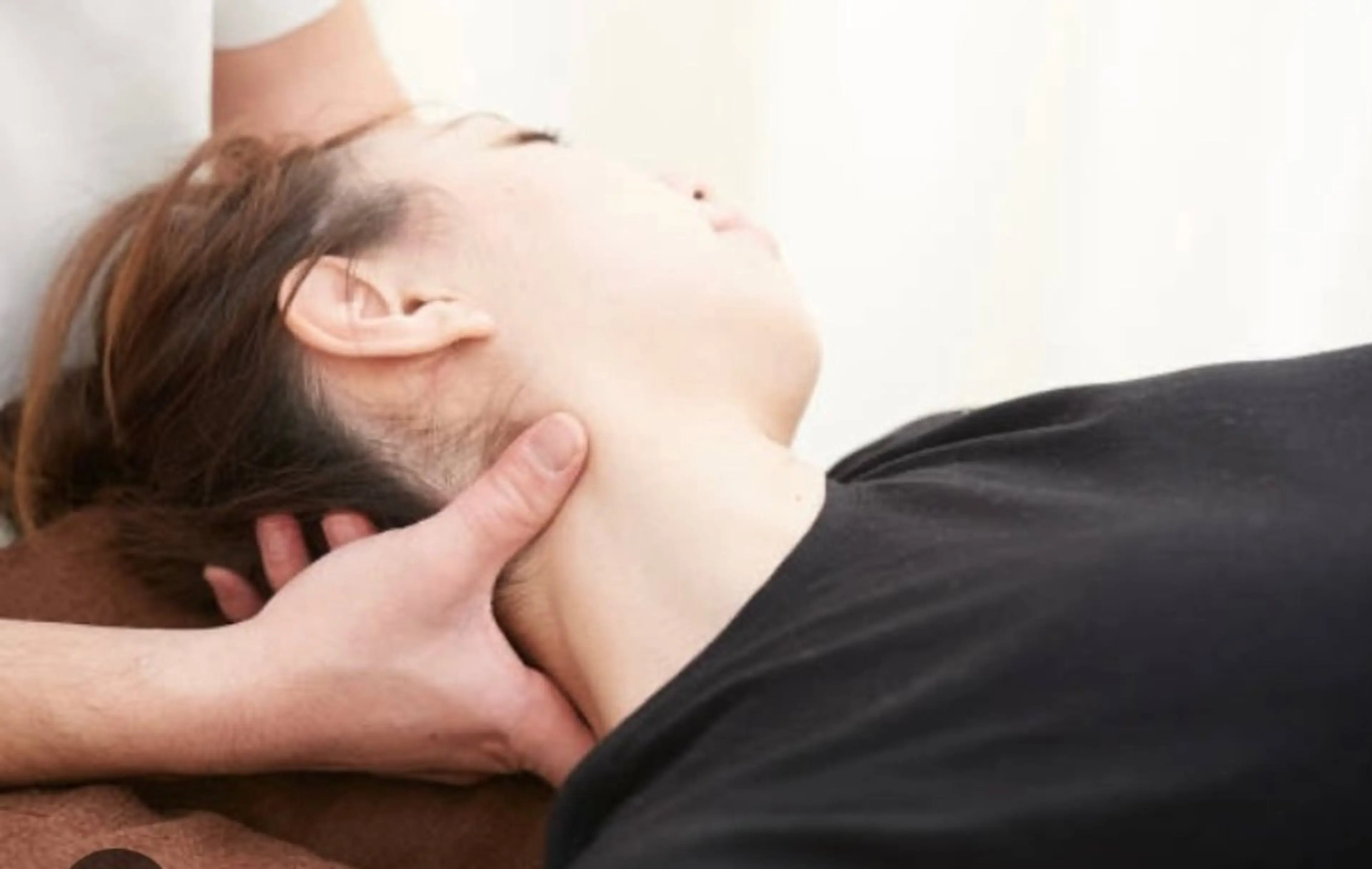 ヘッドスパ➕服の上から首肩ほぐし➕腕マッサージ💆‍♀️洋服を着替えず、すぐにマッサージ可能🉑パソコン💻で疲れた方の写真