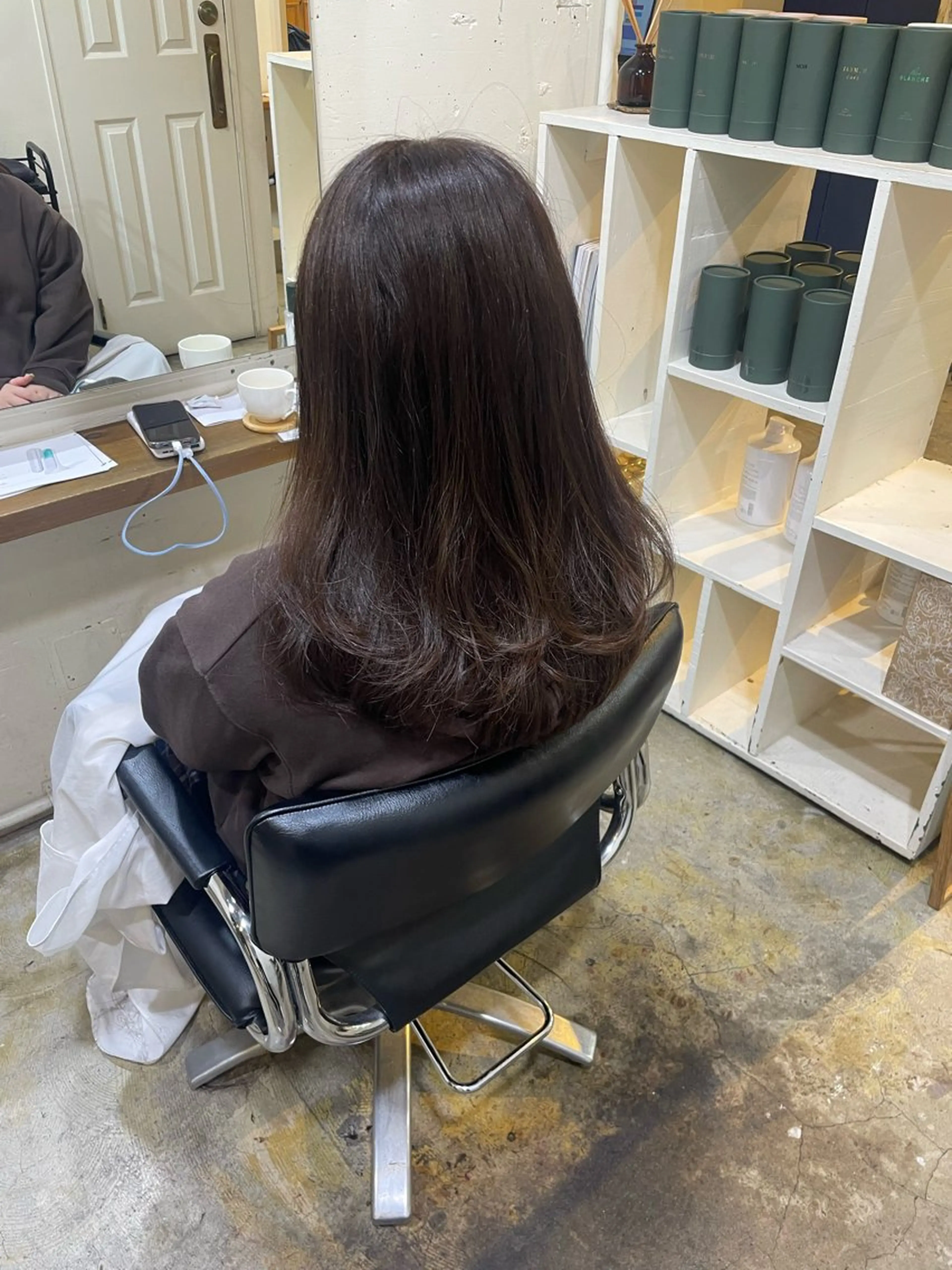 セミロング カラー ベージュカラー オリーブベージュ レイヤーカット カット ヘアカラー トリートメント MIOベージュカラー 柔らかいカラーのヘアスタイル