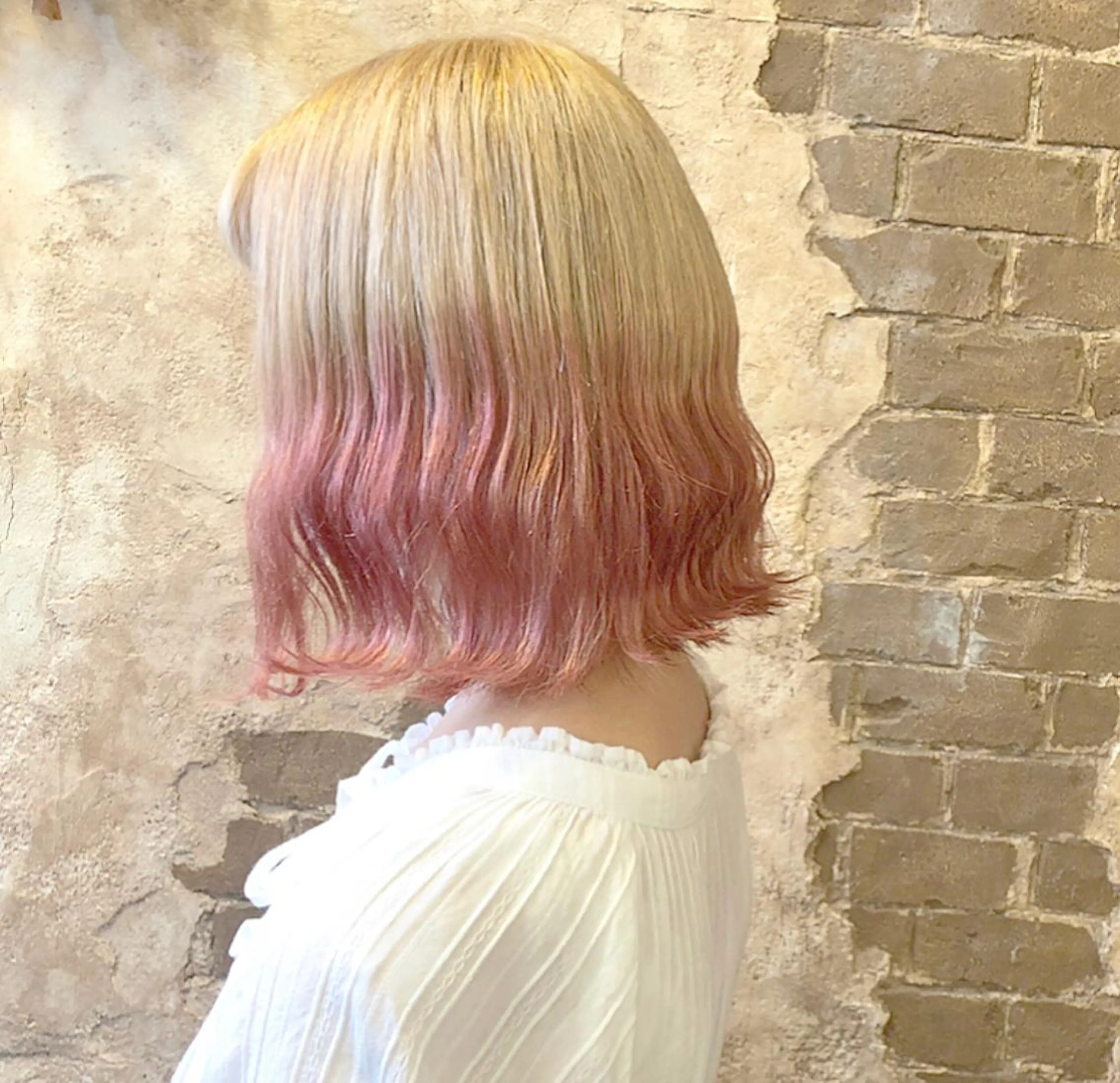 ミディアム カラー ブリーチ、パーマ 西部笑のヘアスタイル