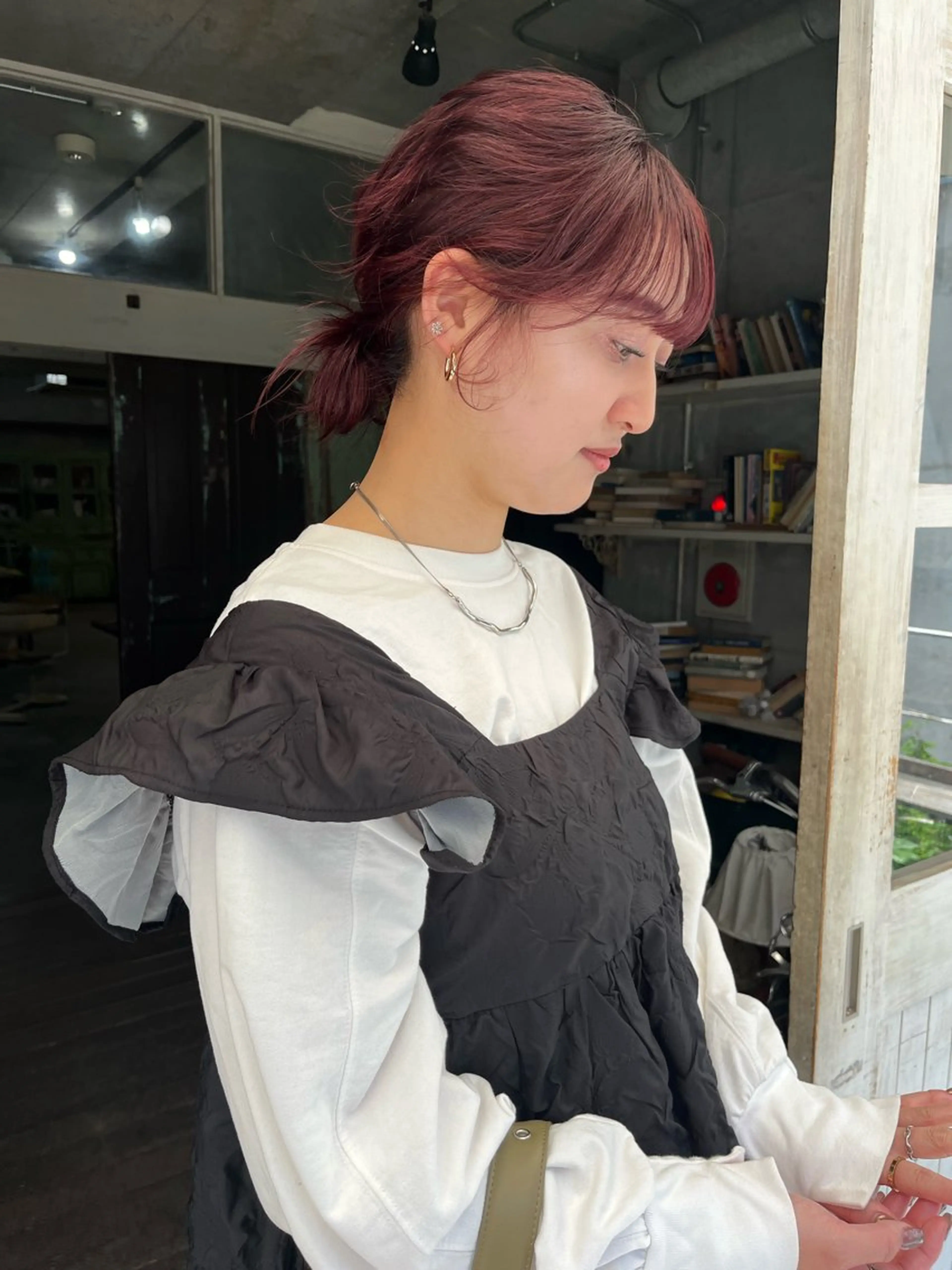 ミディアム カット ヘアカラー トリートメント ハイトーン/顔まわり レイヤー/YUKAのヘアスタイル