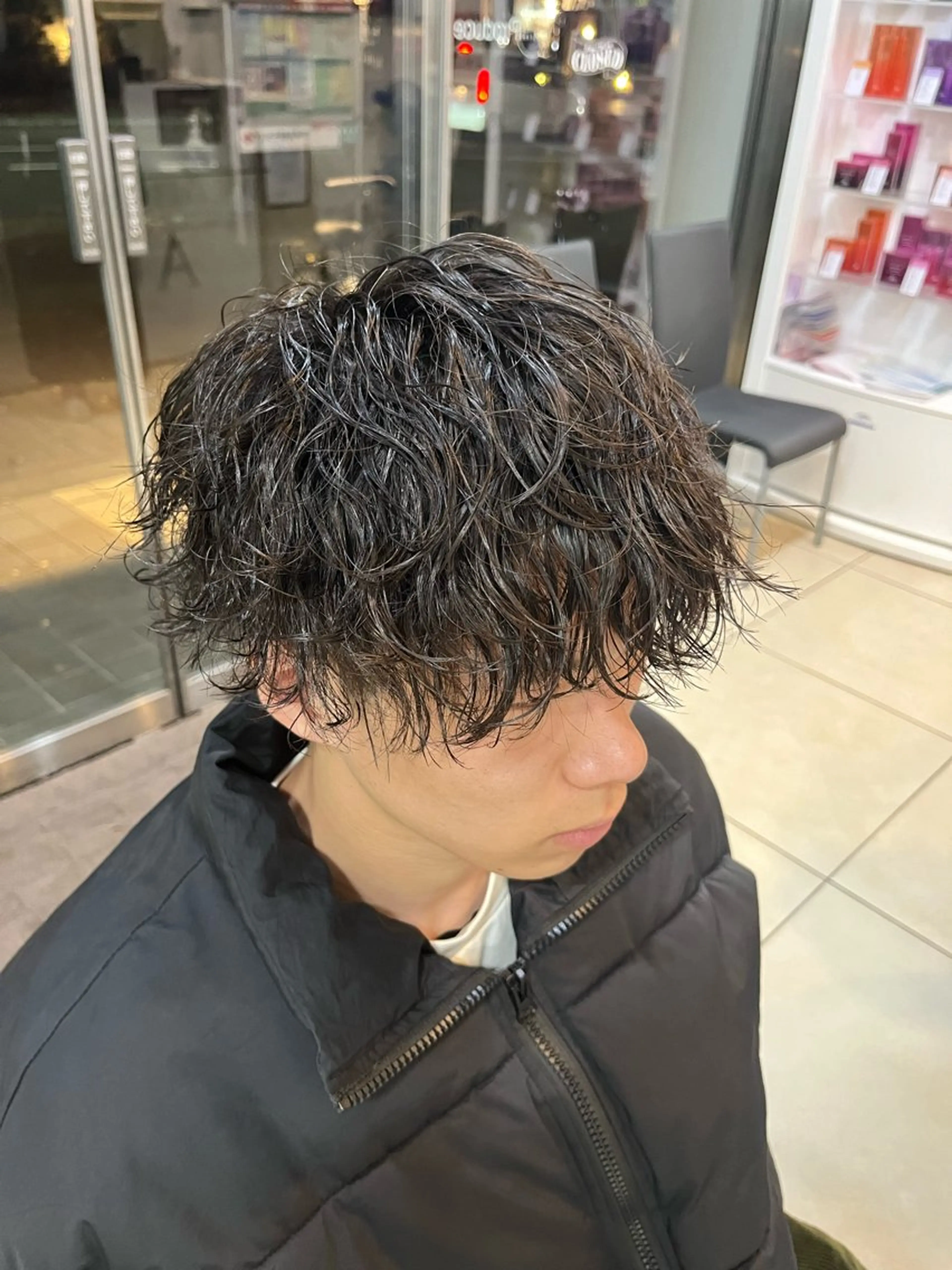 ショート パーマ メンズ メンズパーマ 波巻きパーマ スパイラルパーマ カット パーマ 韓国風メンズ/毛流れ ヘアなら須田龍世のヘアスタイル