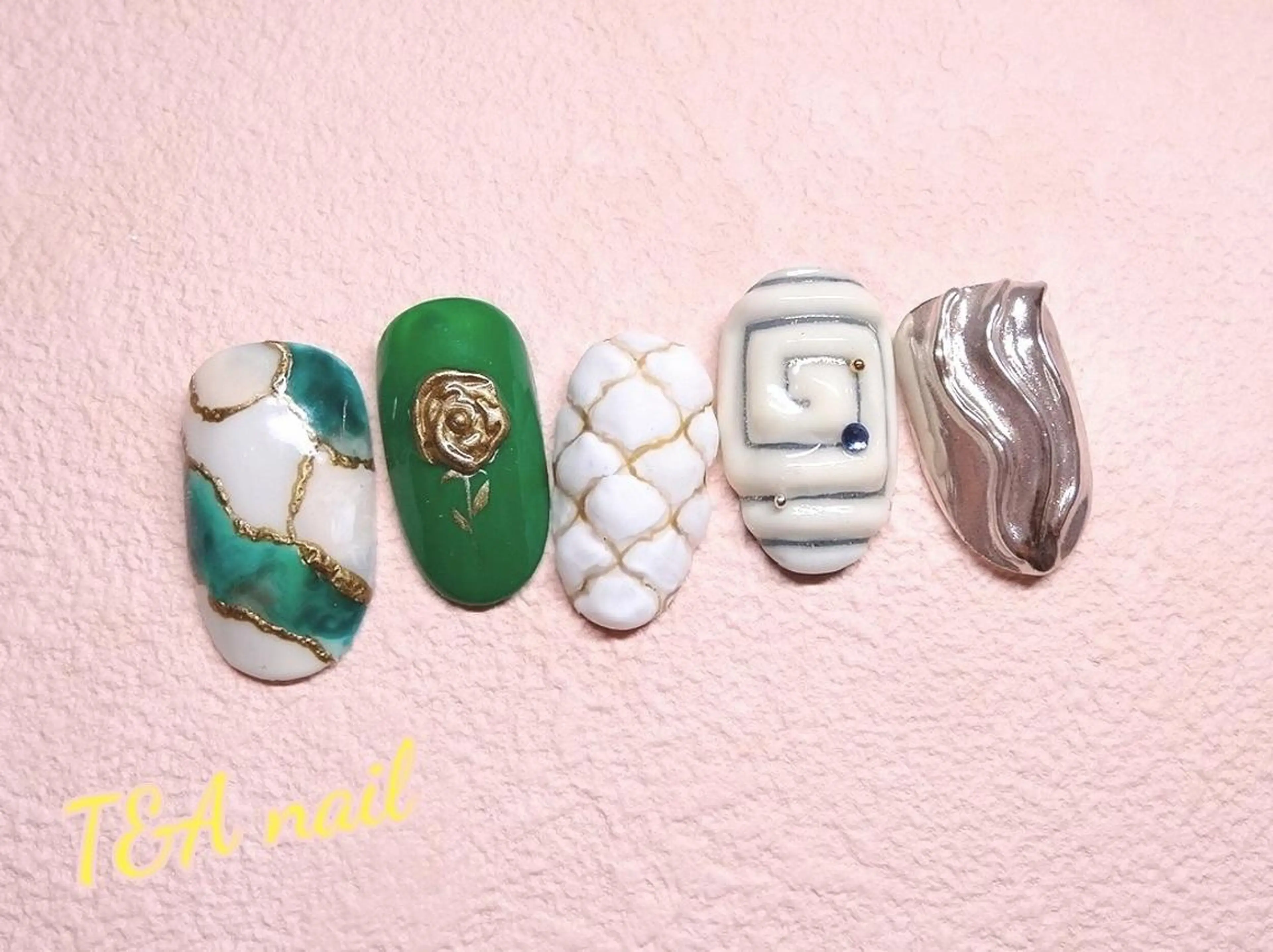 ミディアム ネイル クリスマス ジェルネイル ミラーネイル ニュアンスネイル スカルプネイル T&A nailのネイルデザイン