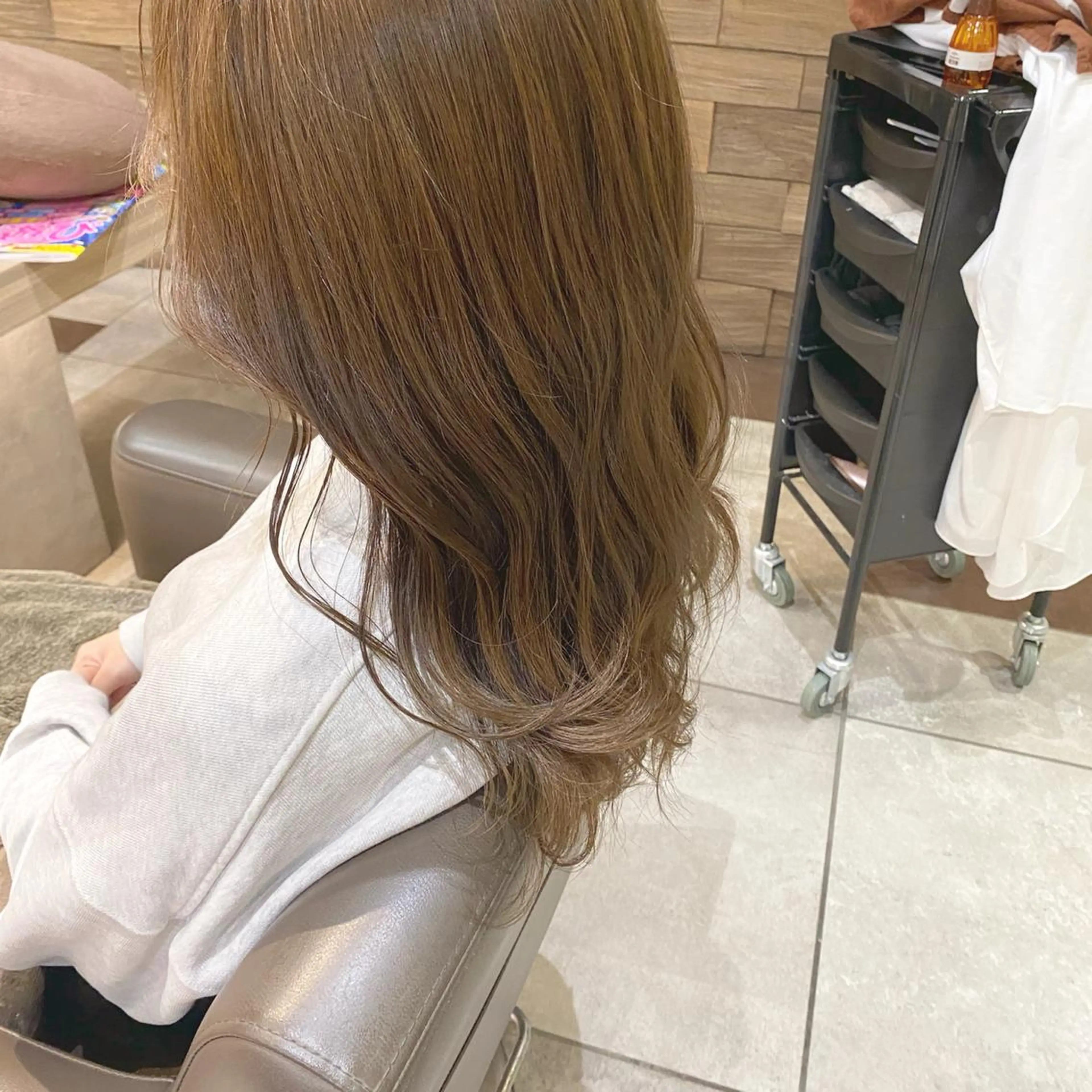 セミロング カラー ベージュカラー ブリーチ ミルクティーベージュ ブリーチなしカラー ヘアカラー 川越 輝梨奈のヘアスタイル