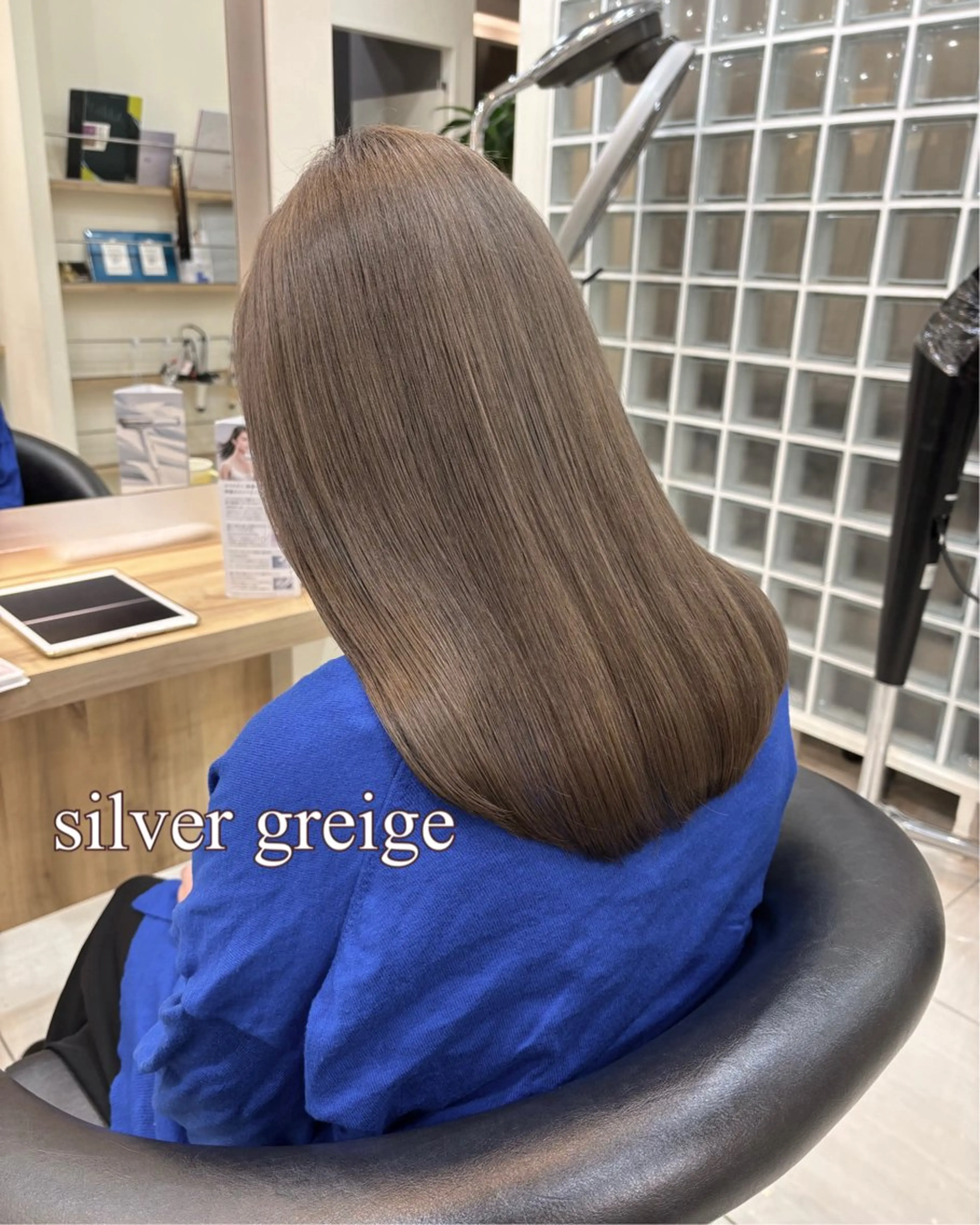 セミロング カラー ブリーチ ケアブリーチ グレージュ シルバー シルバーグレージュ 韓国ヘア／艶カラー minamiのヘアスタイル