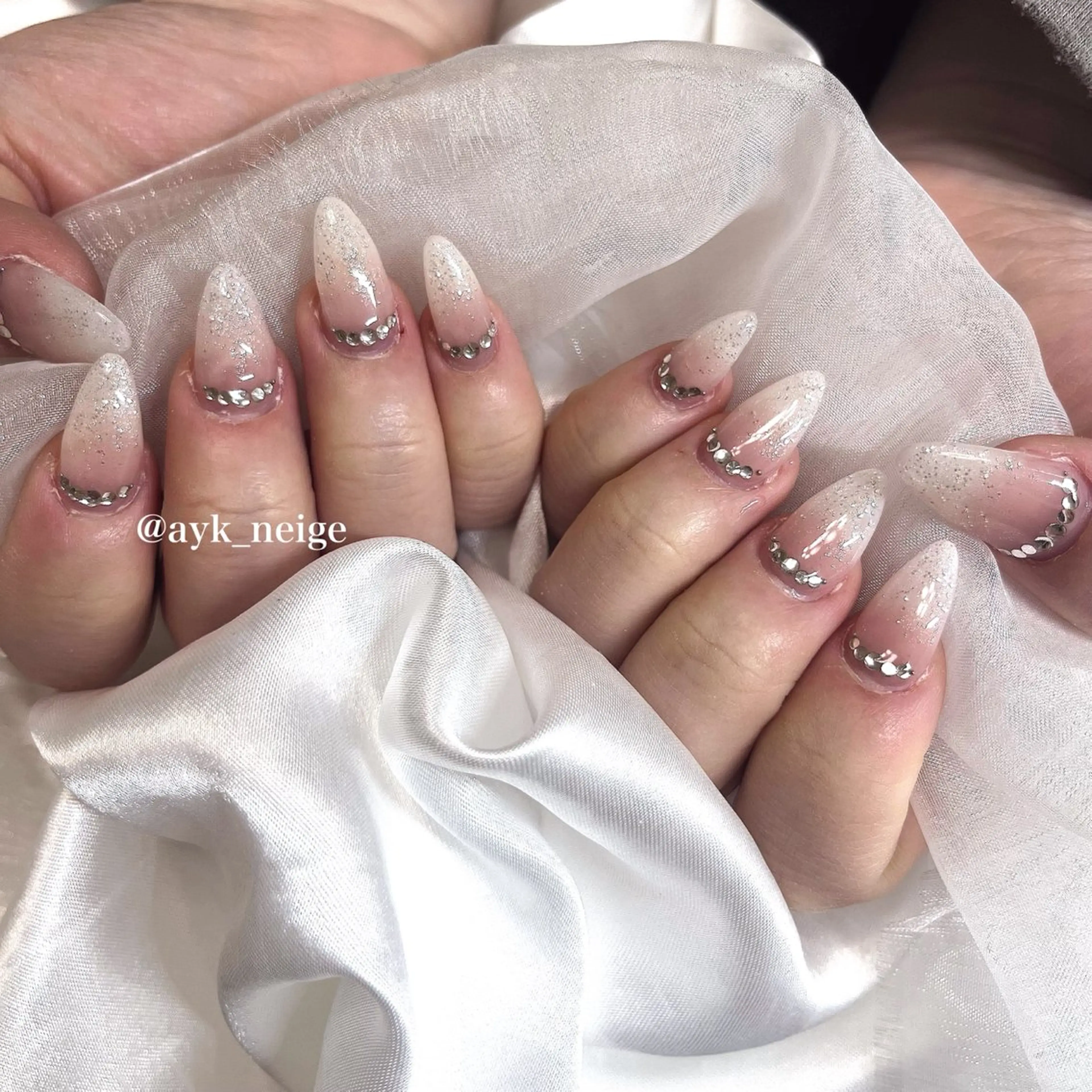 ネイル フットネイル キラキラネイル 韓国ネイル リボン シンプルネイル n'eige nail所属・大谷 綾香のネイルデザイン