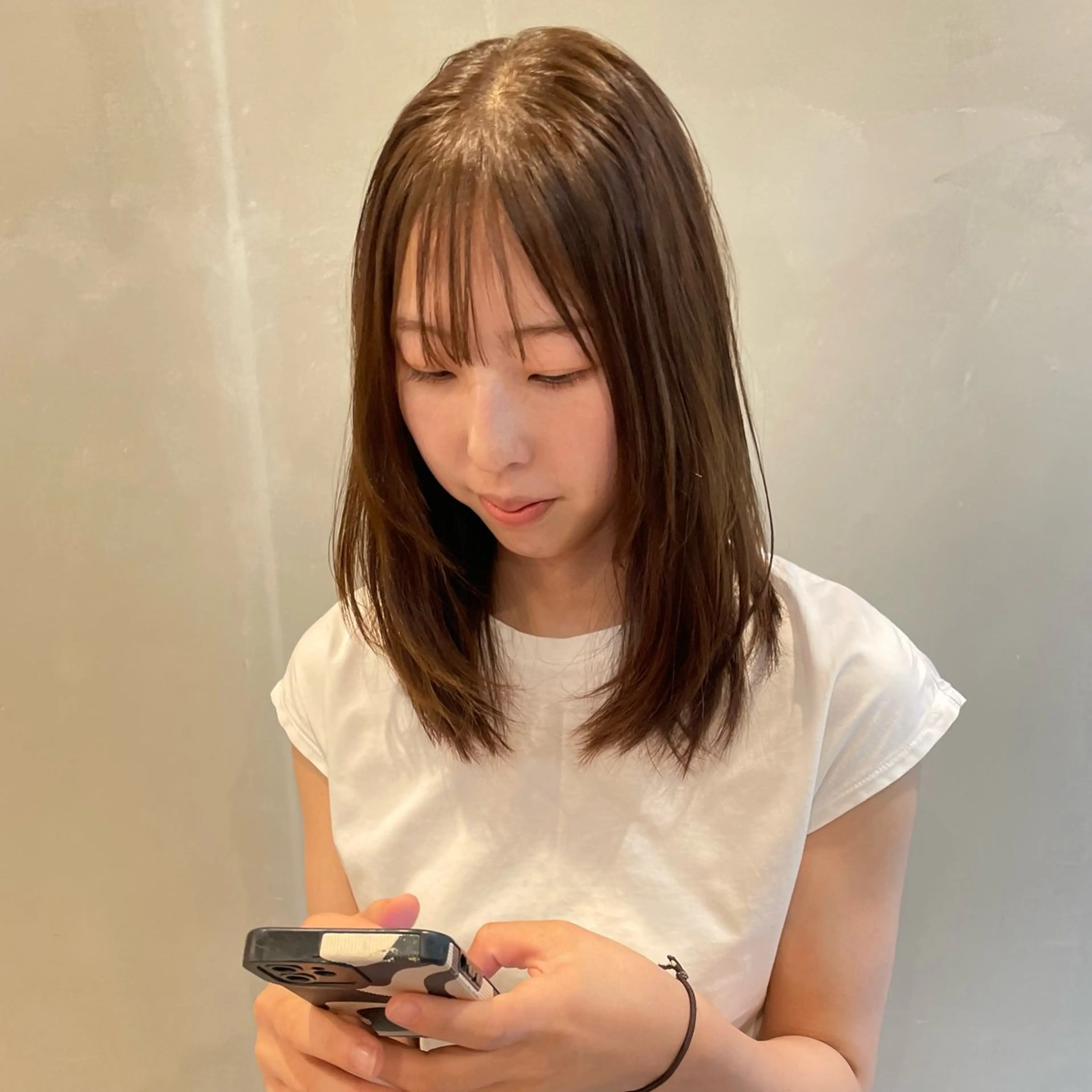 ミディアム カラー レイヤーカット カット ヘアカラー トリートメント 齊藤 桃子のヘアスタイル