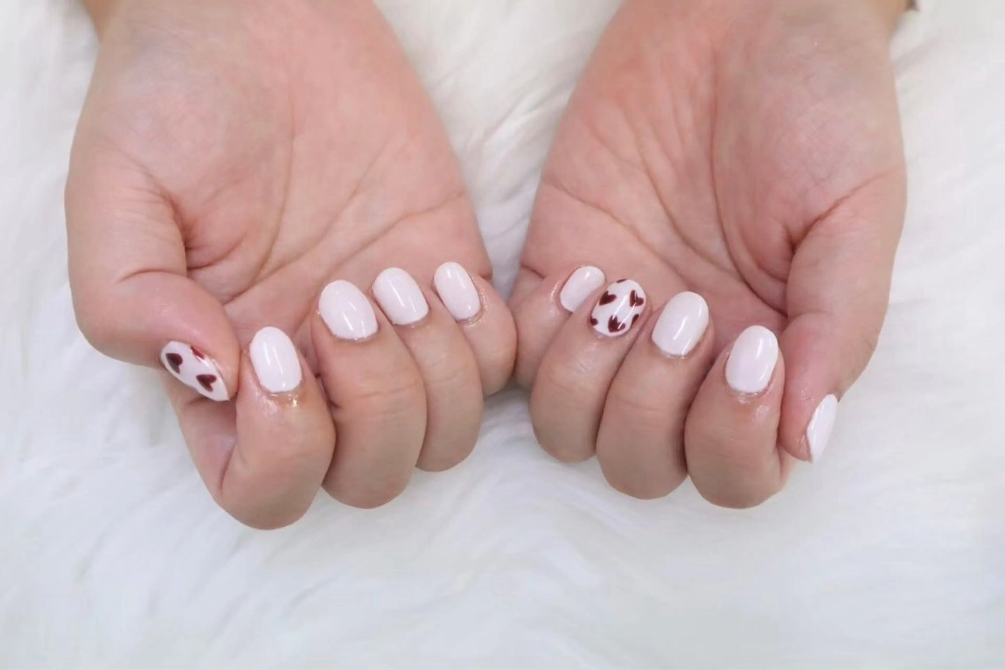 ネイル ハート ホワイト カラーズビューティサロン所属・ツノスエアヤカ ／つののネイルデザイン