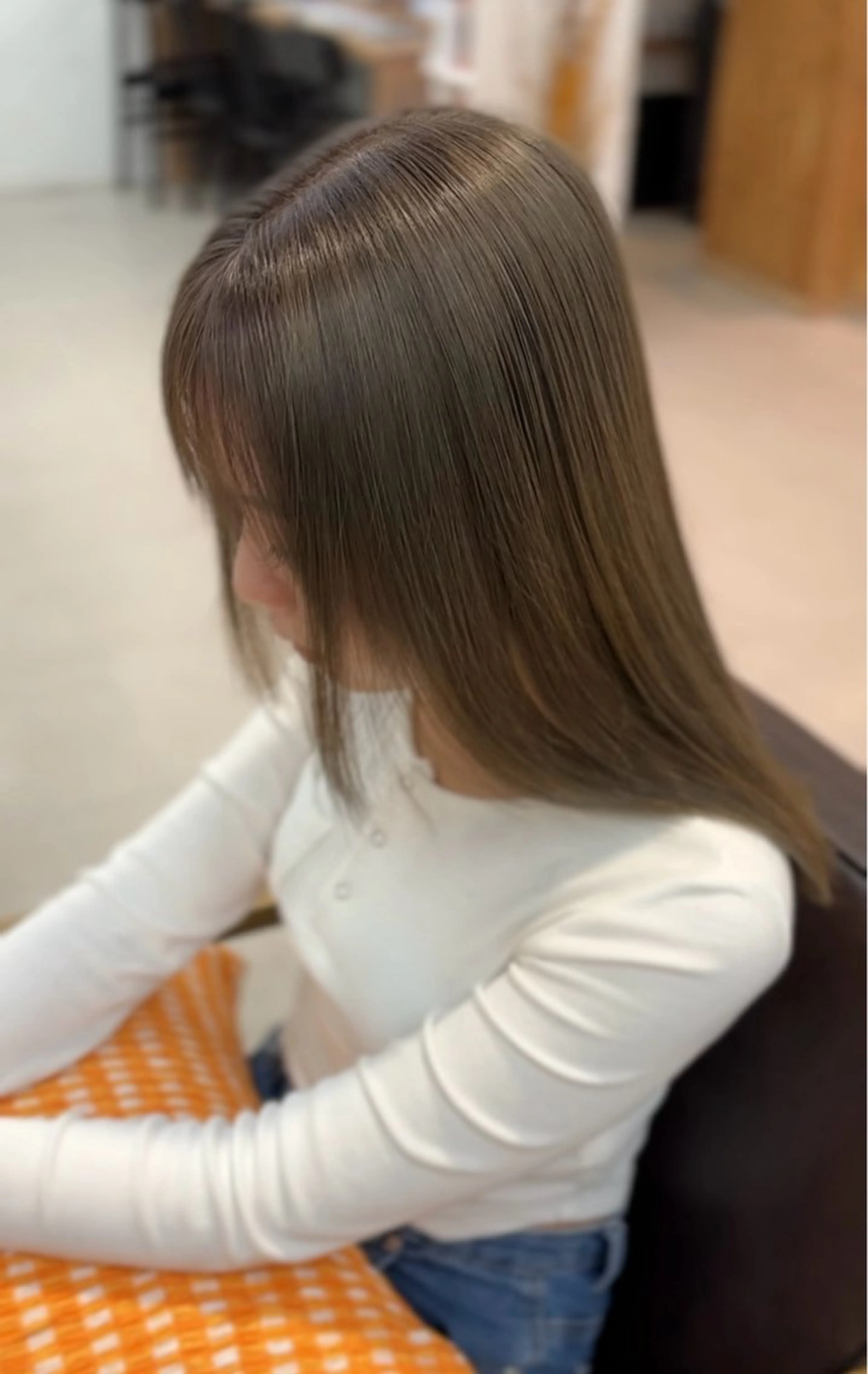 ミディアム カラー ベージュカラー ブリーチ オリーブベージュ 室谷 ゆりあのヘアスタイル