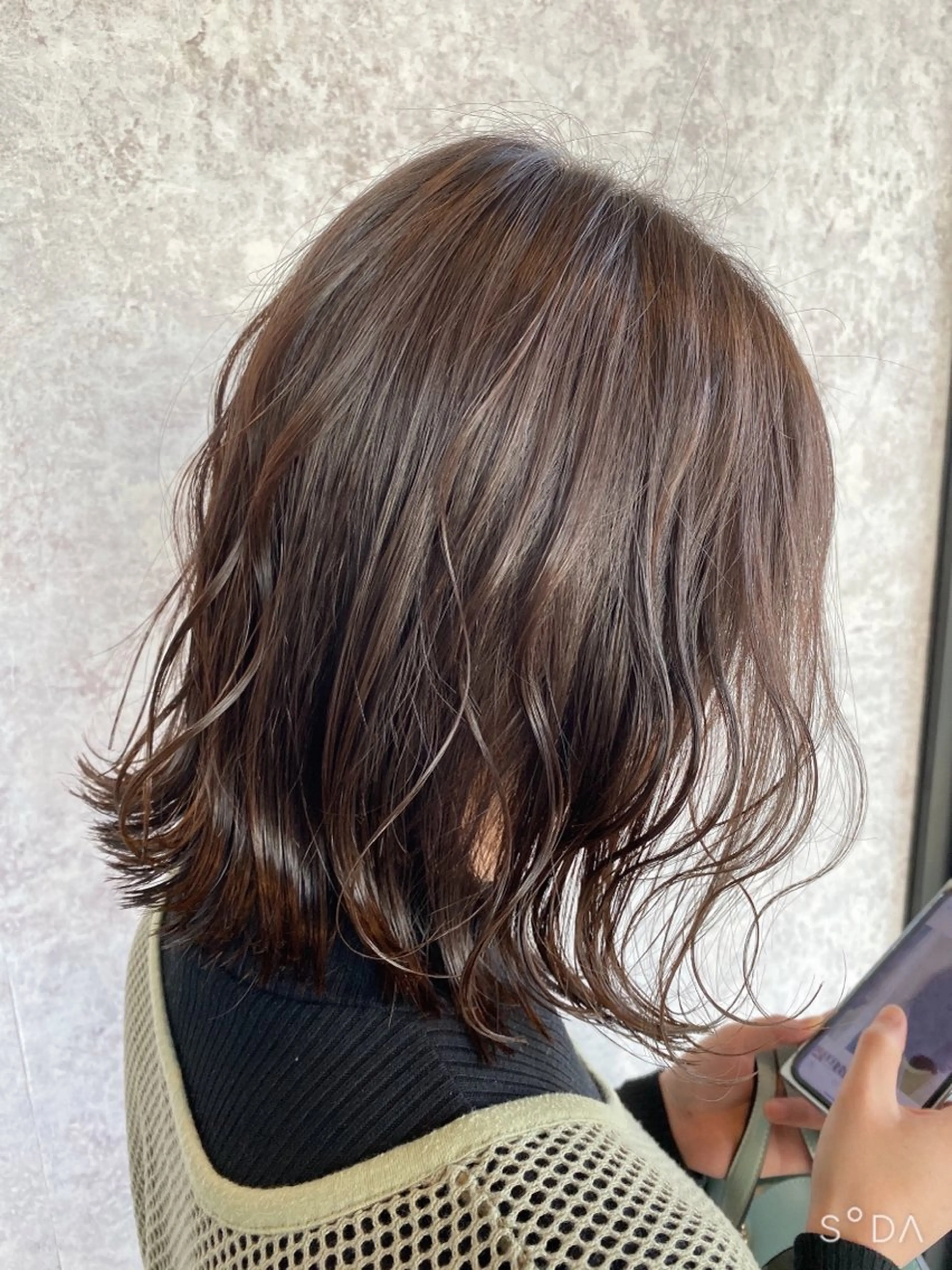 ミディアム earth ノノカ 柔らかベージュカラーのヘアスタイル