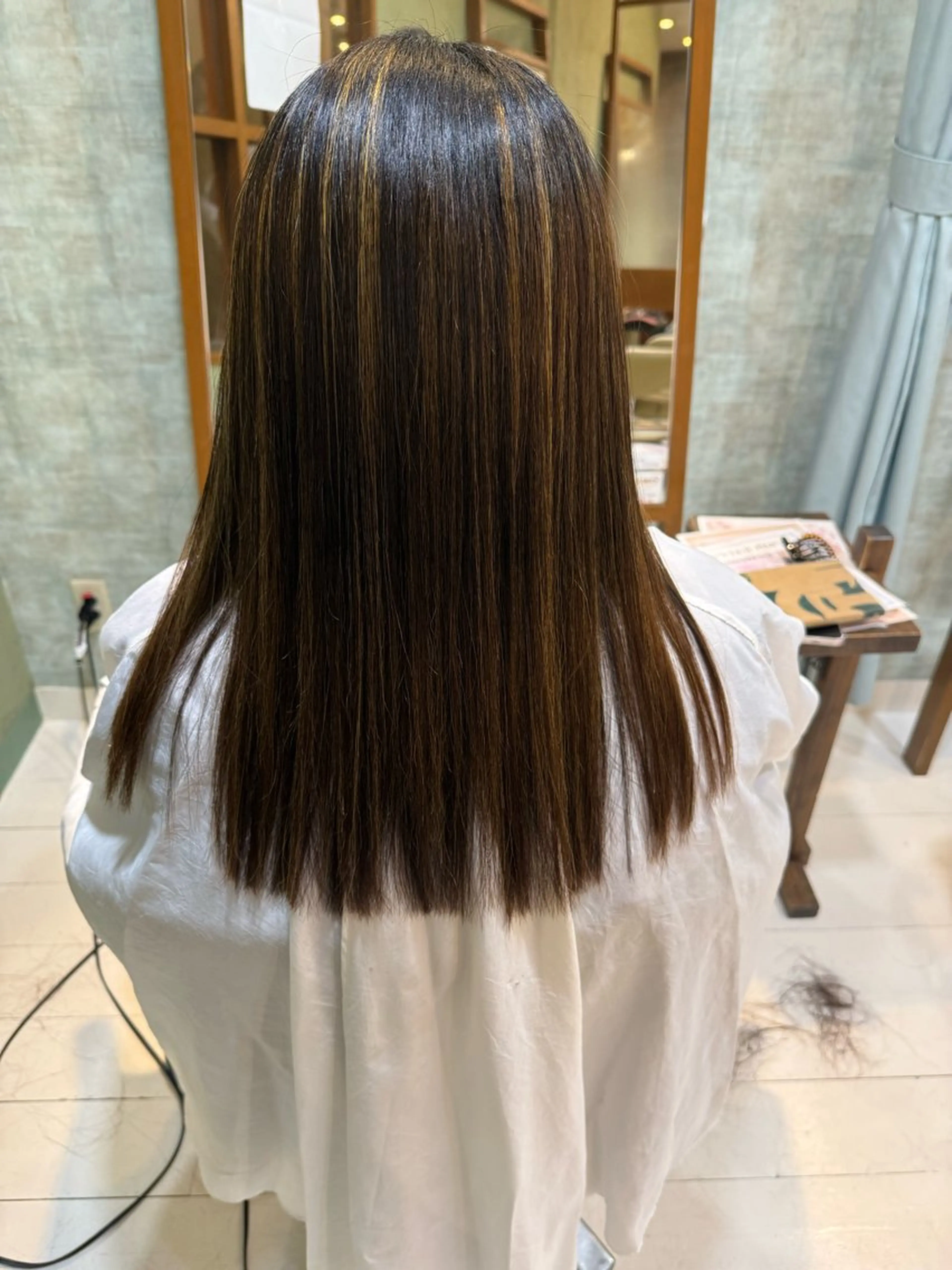 セミロング ハイライト カット ヘアカラー 段 未佑のヘアスタイル