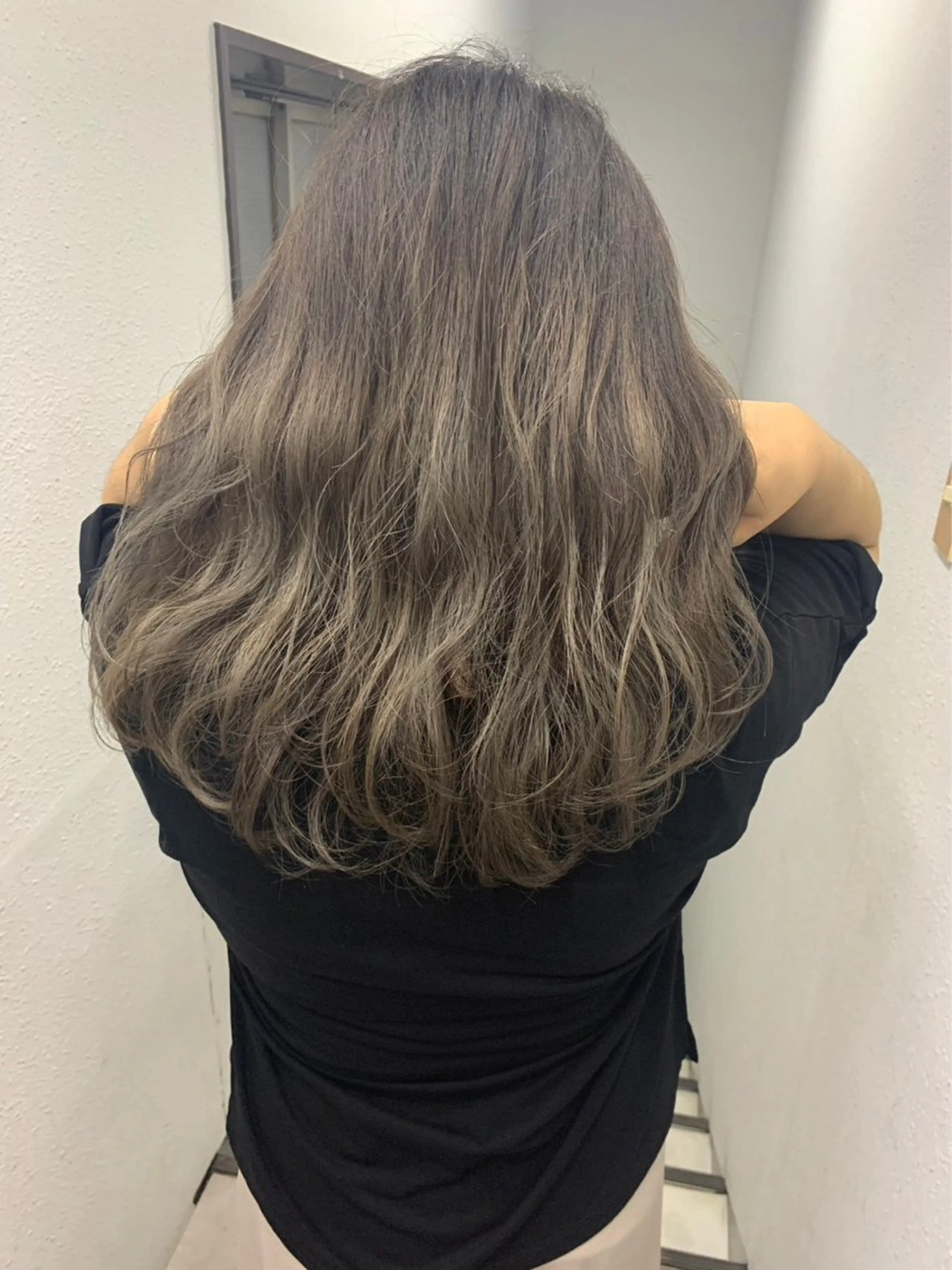 ロング ヘアカラー 艶感ミルクティー🤍 色落ち綺麗🤍ともやのヘアスタイル