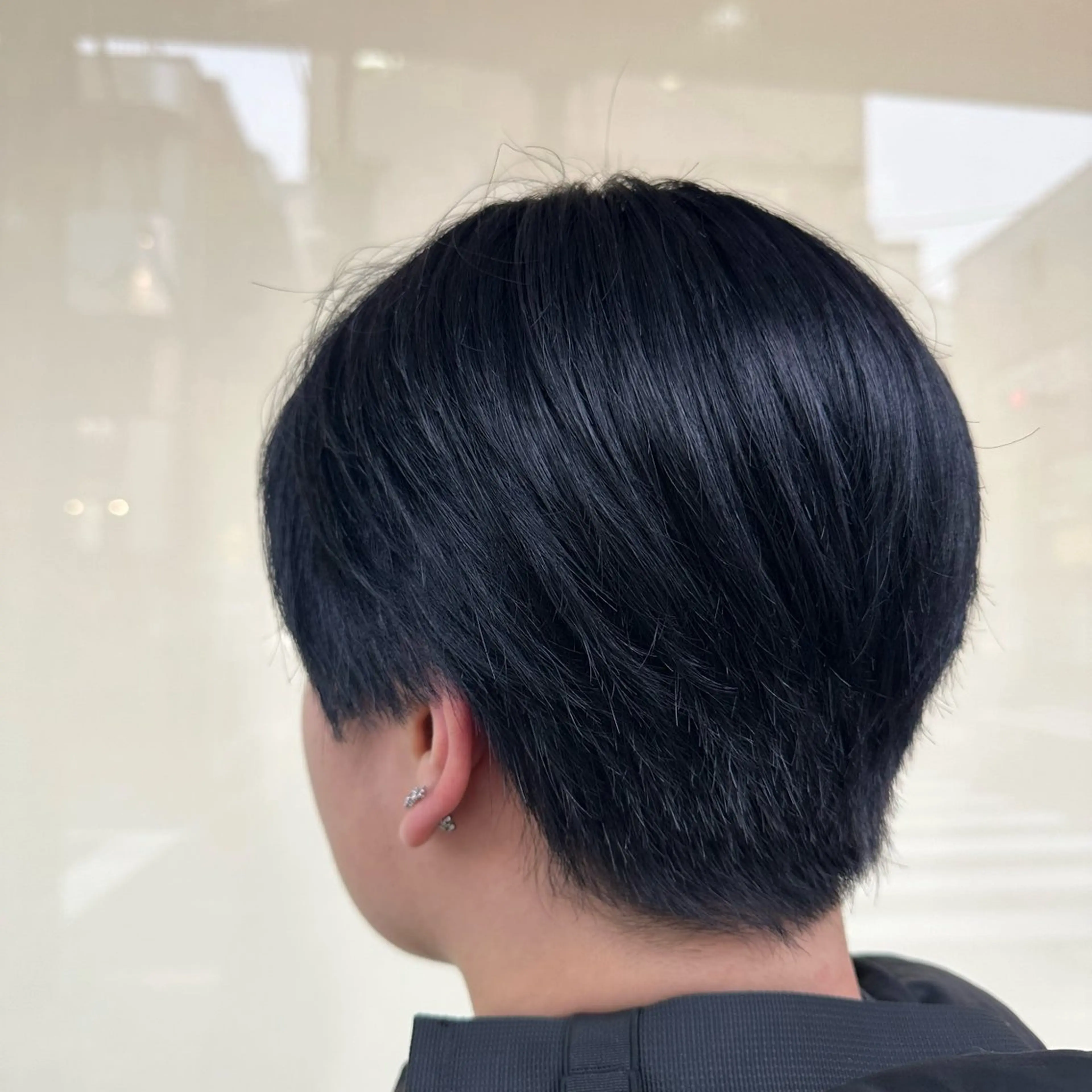 ショート カラー 黒髪 ブルーカラー ブルーブラック 透明感カラー 勝見 美春のヘアスタイル