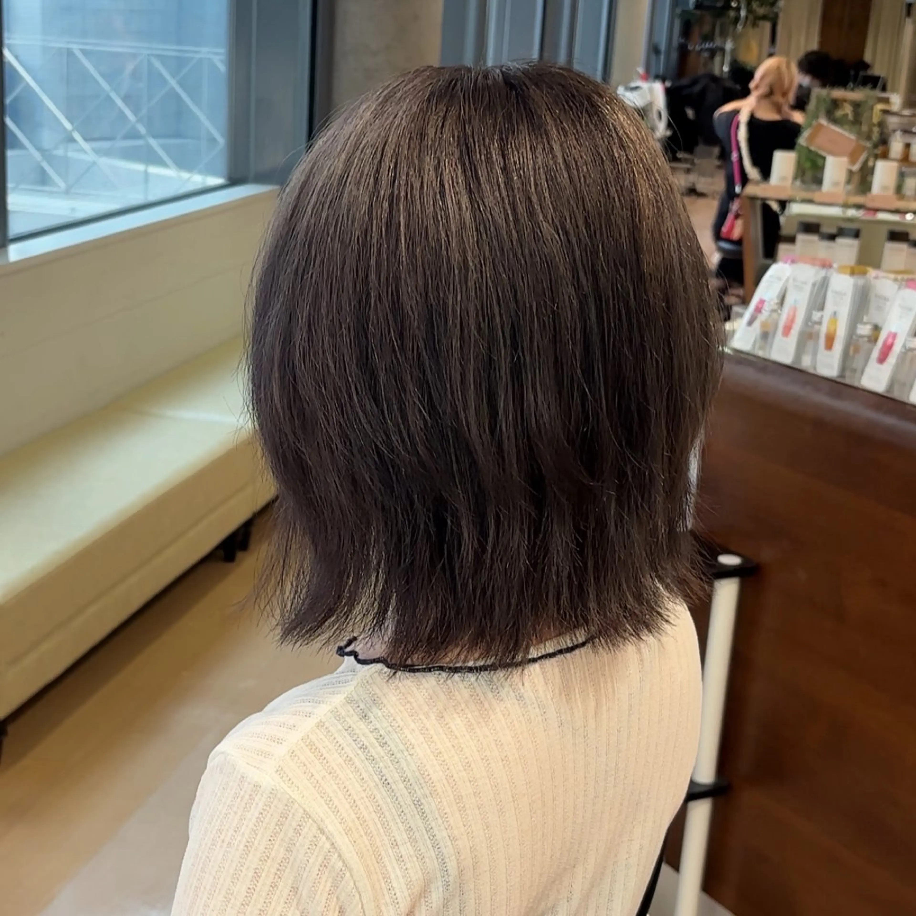 ミディアム カラー ボブレイヤー グレージュ ミルクティーグレージュ ボブ レイヤーカット aura所属・CONAN｜盛岡ボブ 特化/タッセルボブのヘアスタイル