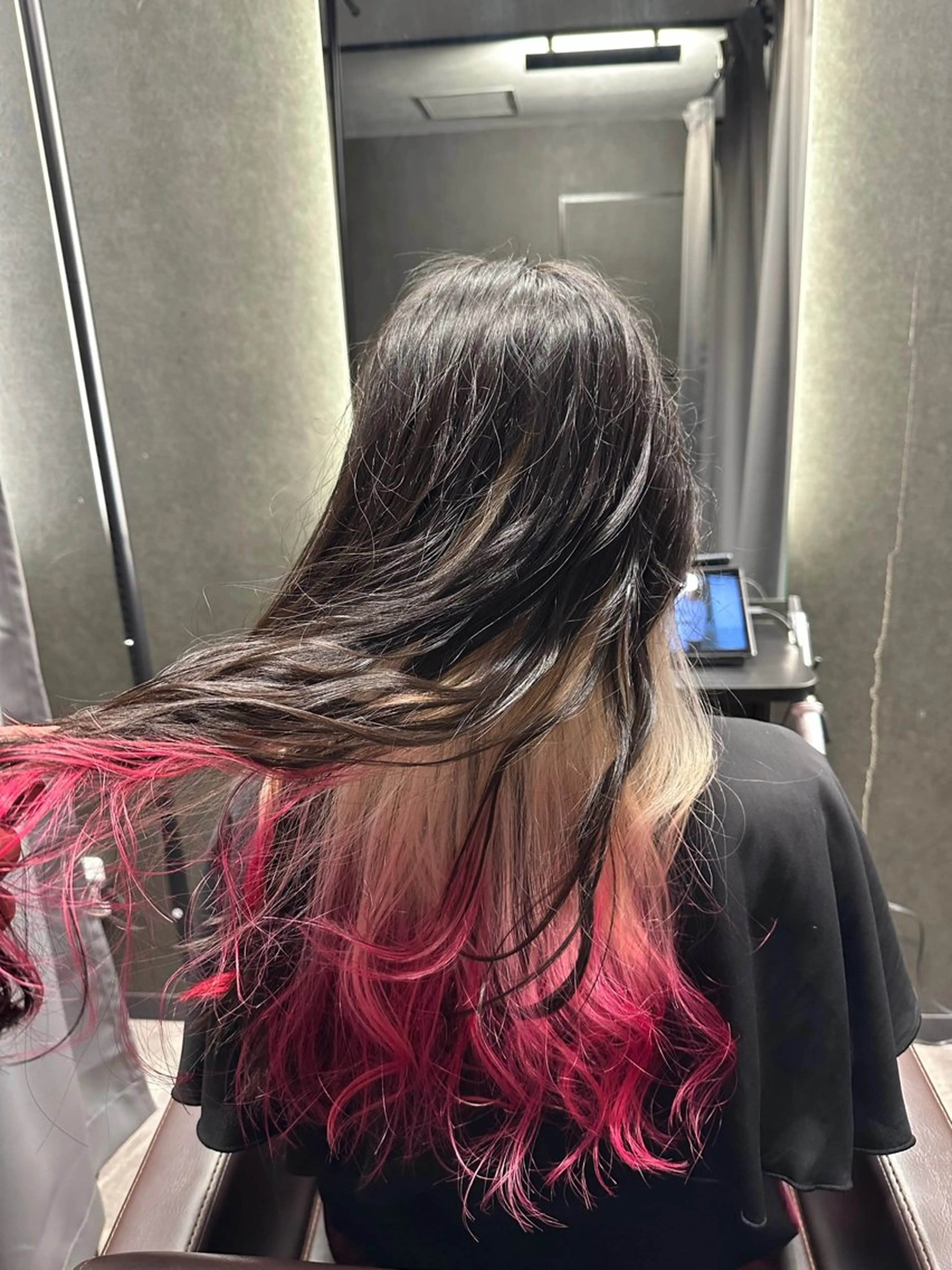 ロング カラー TAKUMI ハイトーン/ウルフのヘアスタイル