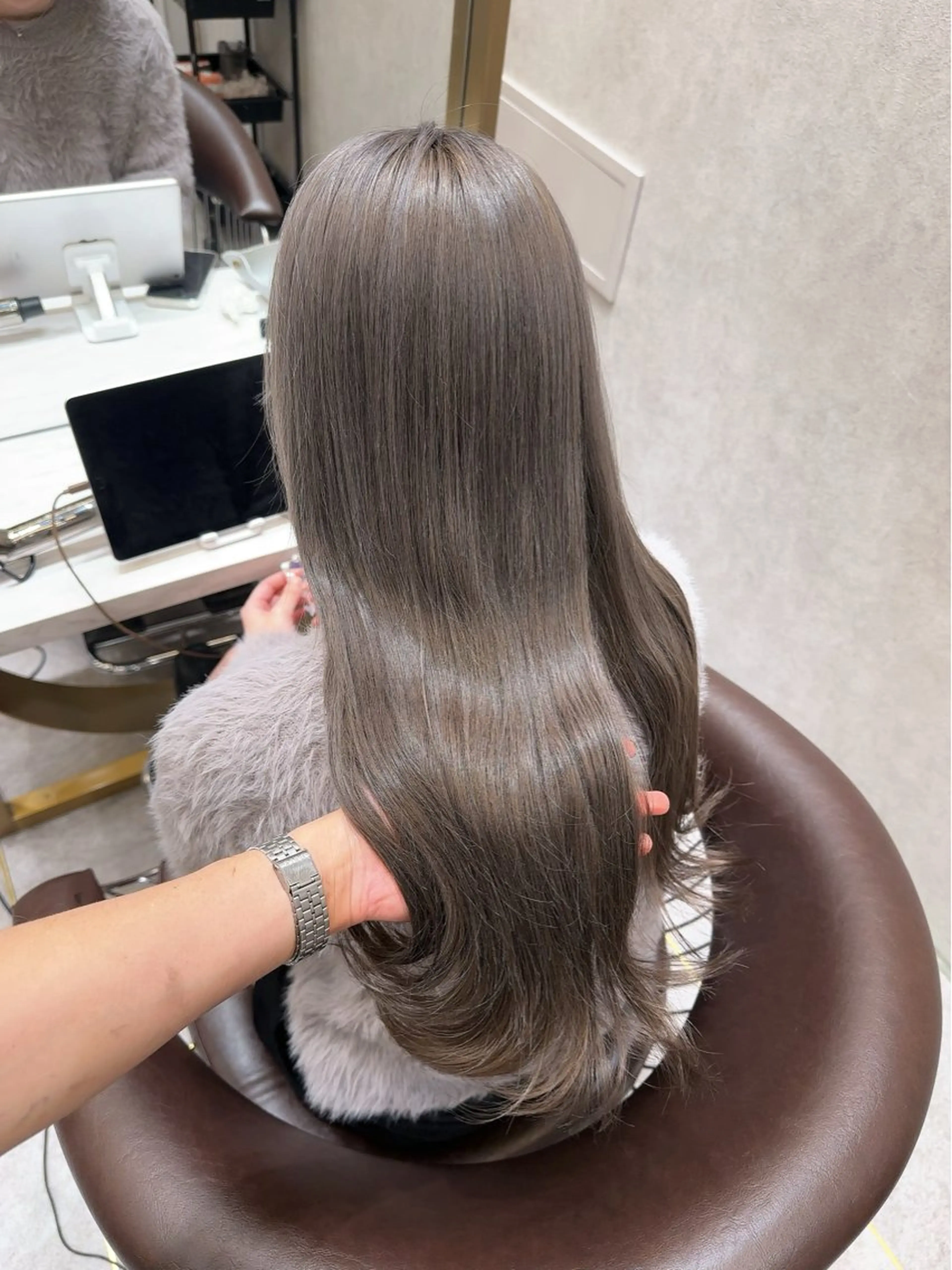 セミロング カラー ヘアアレンジ yuuto🌈 冬の透け感カラーのヘアスタイル