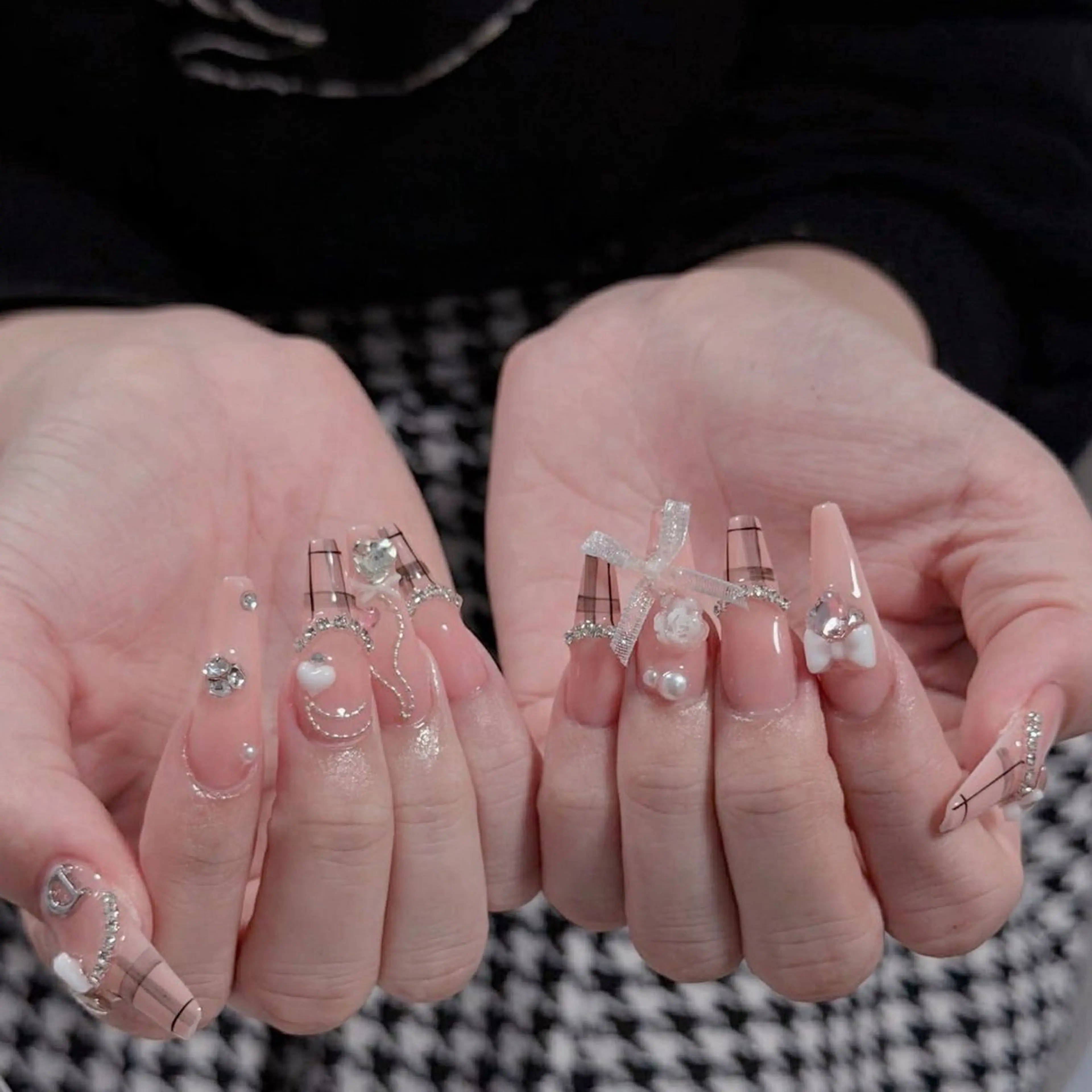 ネイル オーロラネイル クリアネイル 成人式 フラッシュネイル ジェルネイル ハンドネイル Amee Nail Salonのネイルデザイン