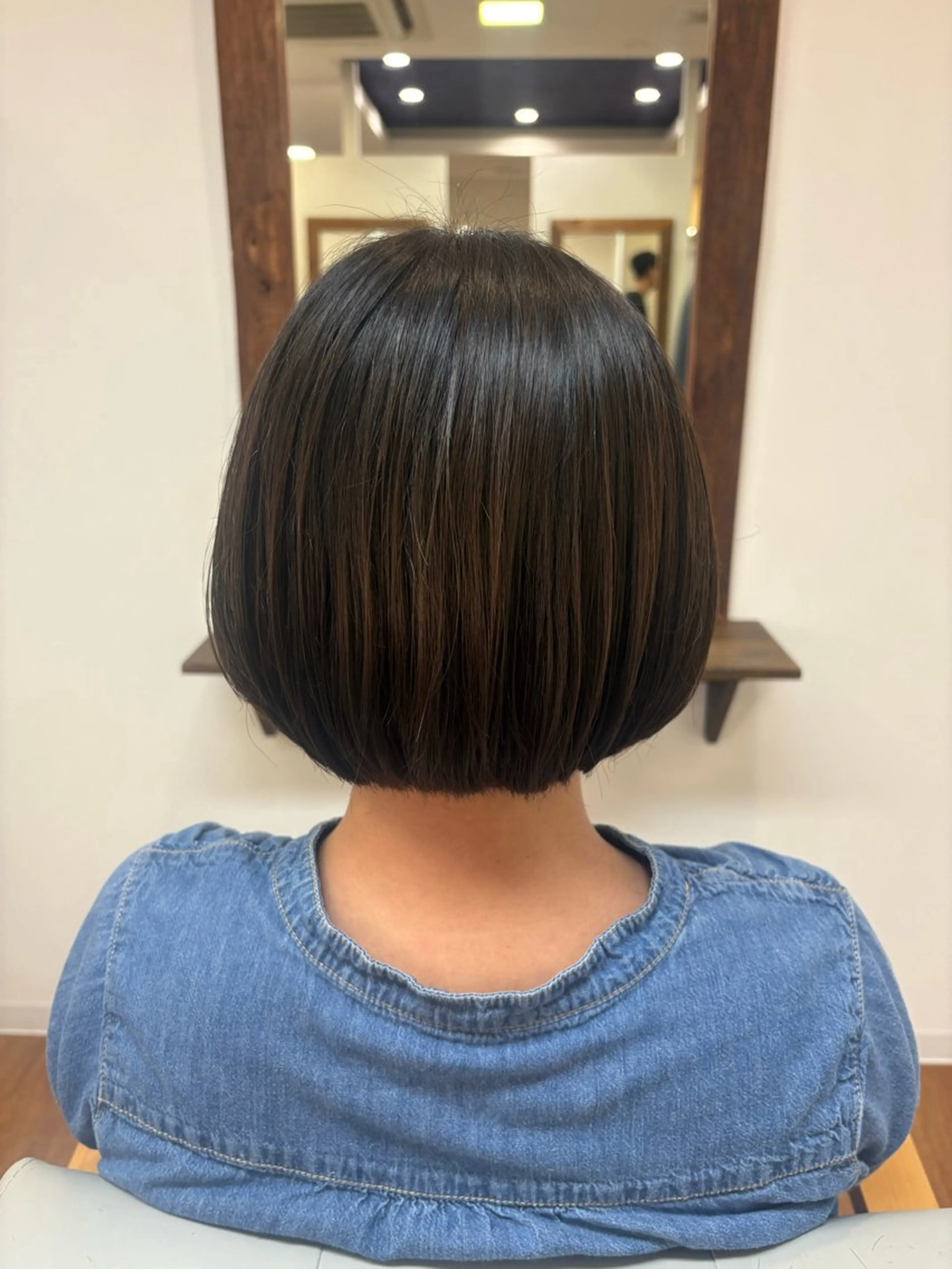 ショート 前下がりボブ アッシュ ボブ レイヤーカット 宮越 えこのヘアスタイル