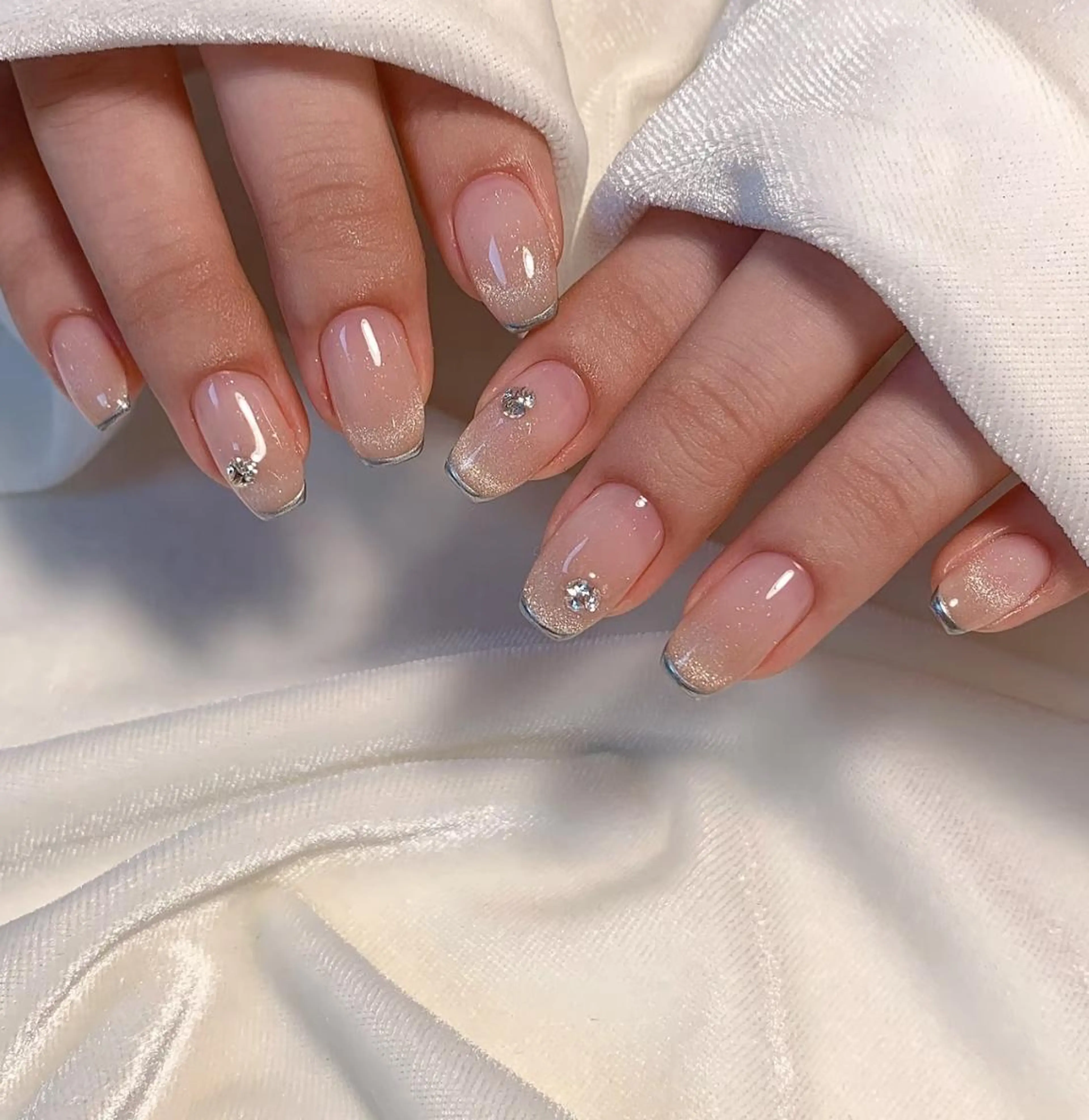 ネイル ストーンネイル ハンドネイル RAFFINE 月🦋🩵のネイルデザイン