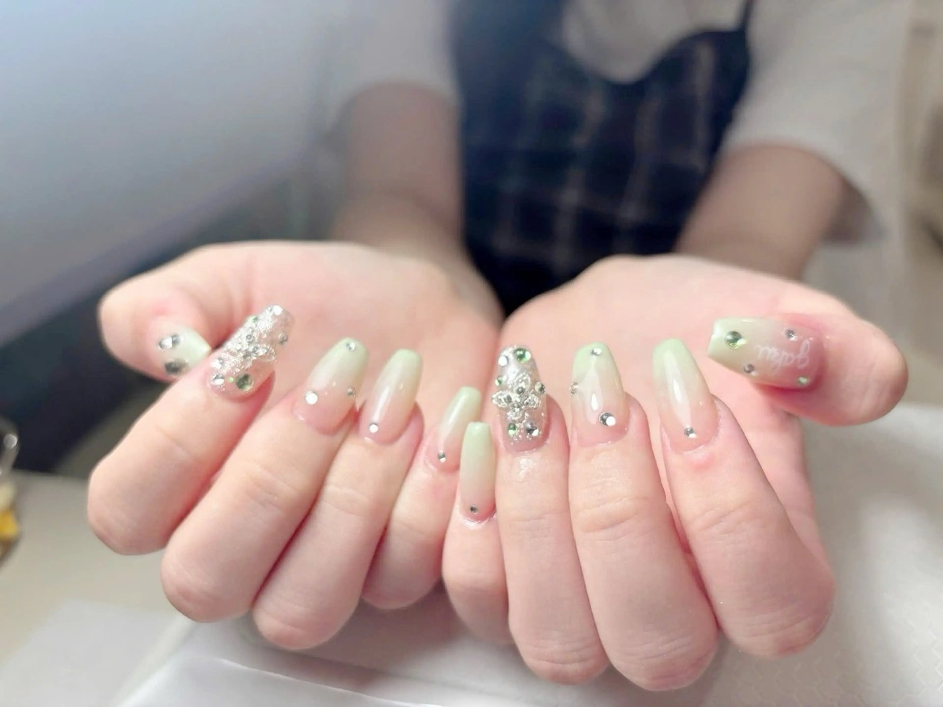 ネイル グリーン キラキラネイル 韓国ネイル ハンドネイル LYYM Salonのネイルデザイン