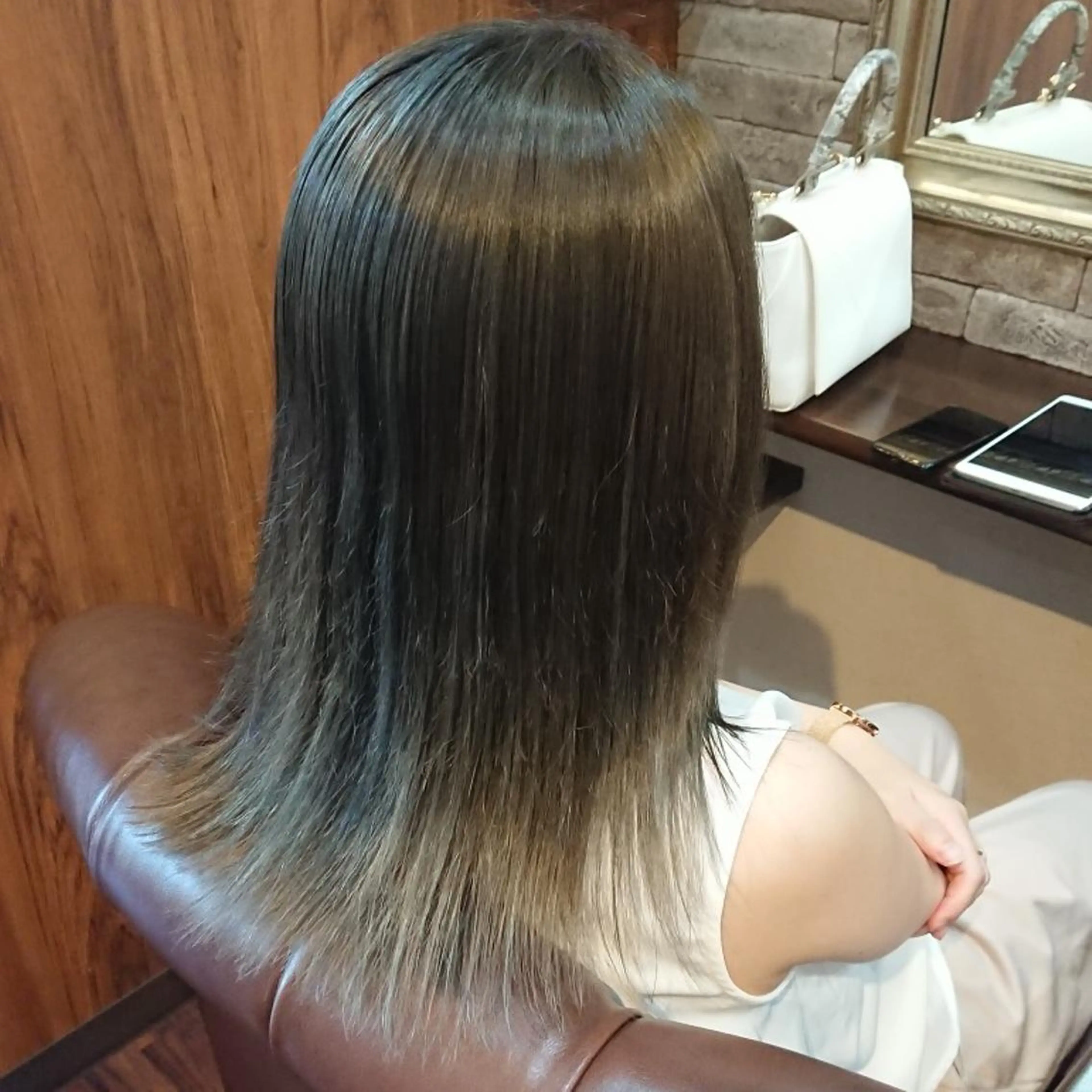 カラー セミロング グレージュ カット ヘアカラー トリートメント ヘッドスパ 美髪 カラーリストのヘアスタイル