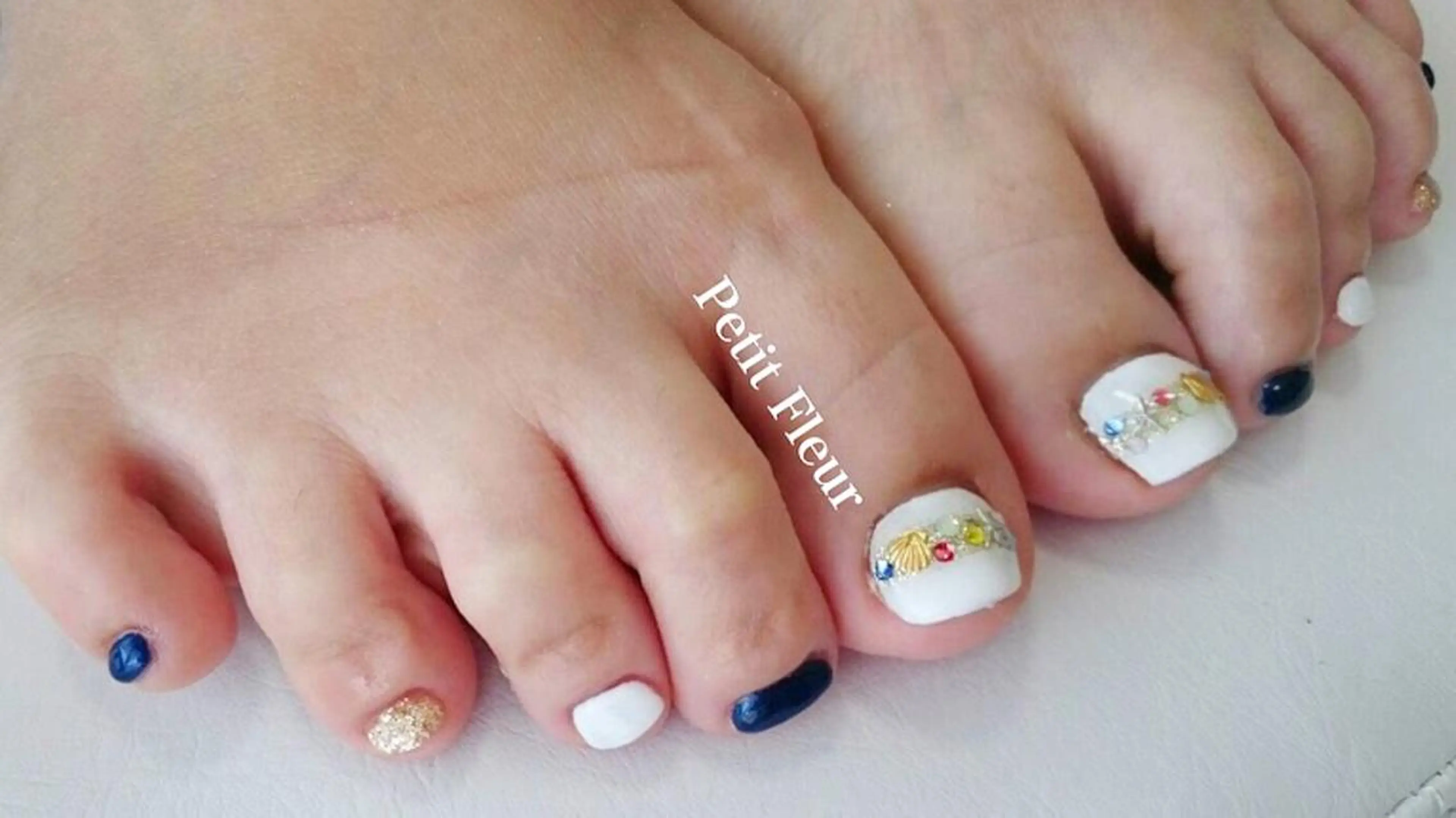 ネイル ネイビー 夏ネイル ホワイト Petit Fleur所属・青柳 亜梨奈のマツエク・マツパデザイン