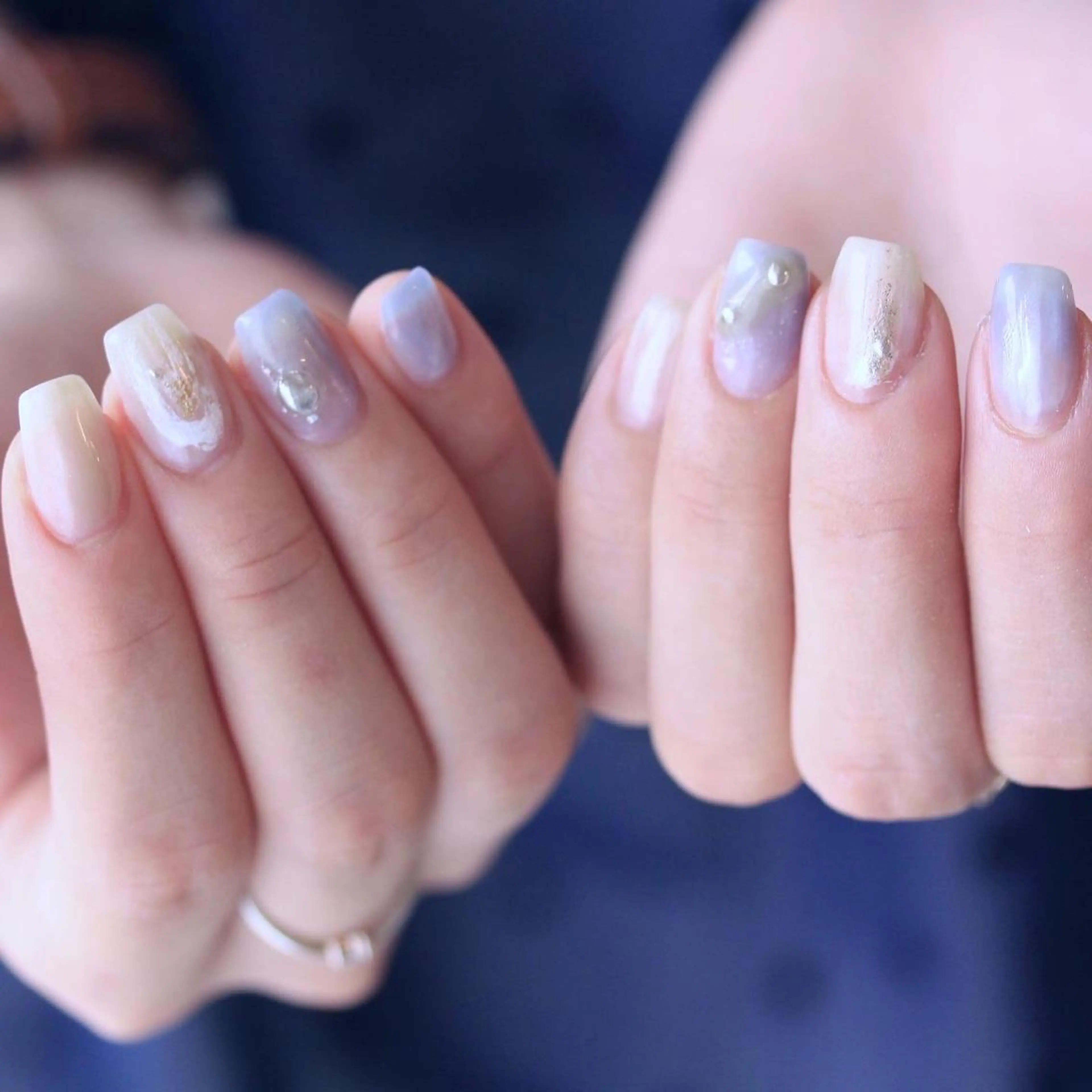 ネイル ブルー ドット ゴールド 氷ネイル・うるうるネイル 水色 ハンドネイル Elio所属・Elio 国泰寺のネイルデザイン