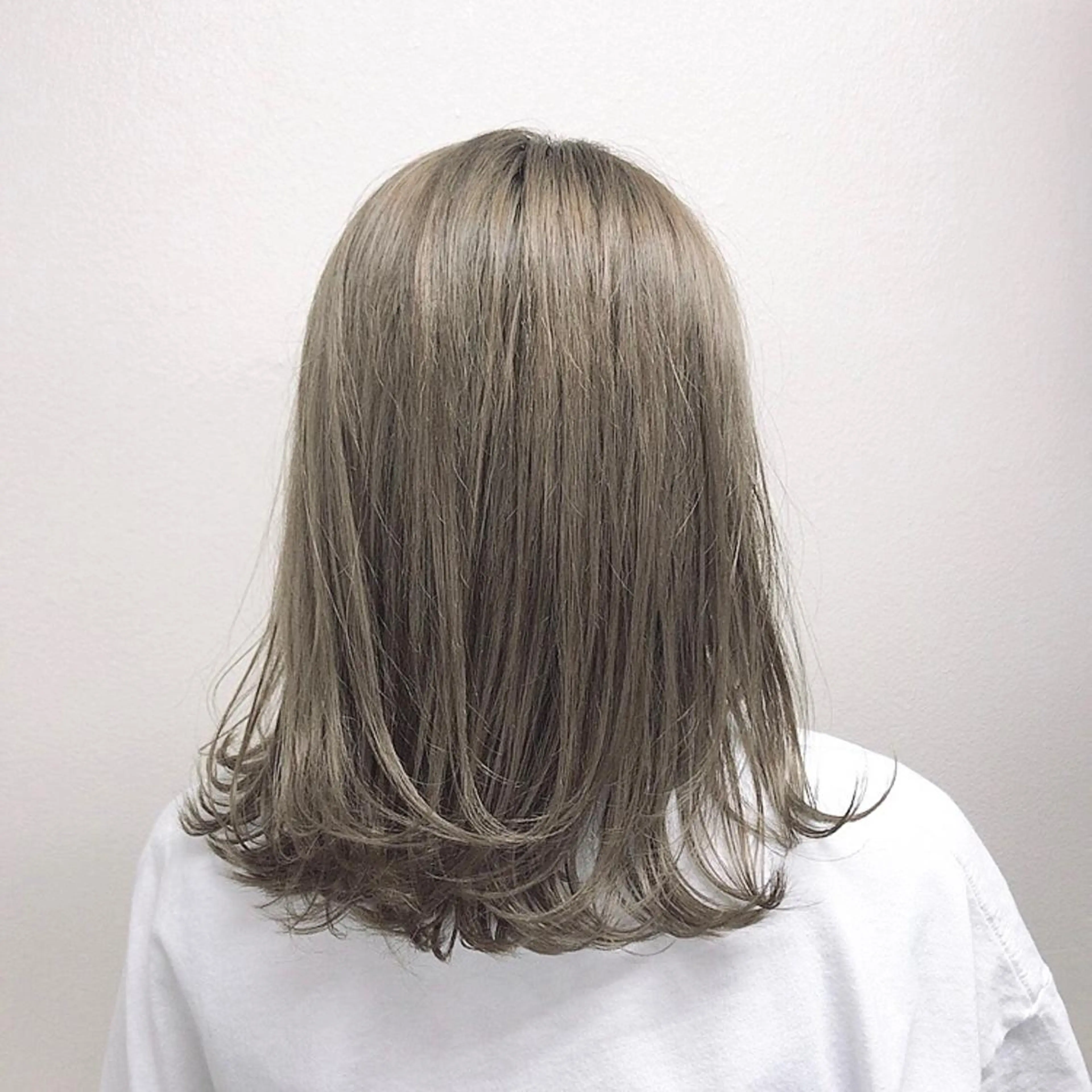 セミロング カラー 🩵ハイトーン 美咲🩵のヘアスタイル