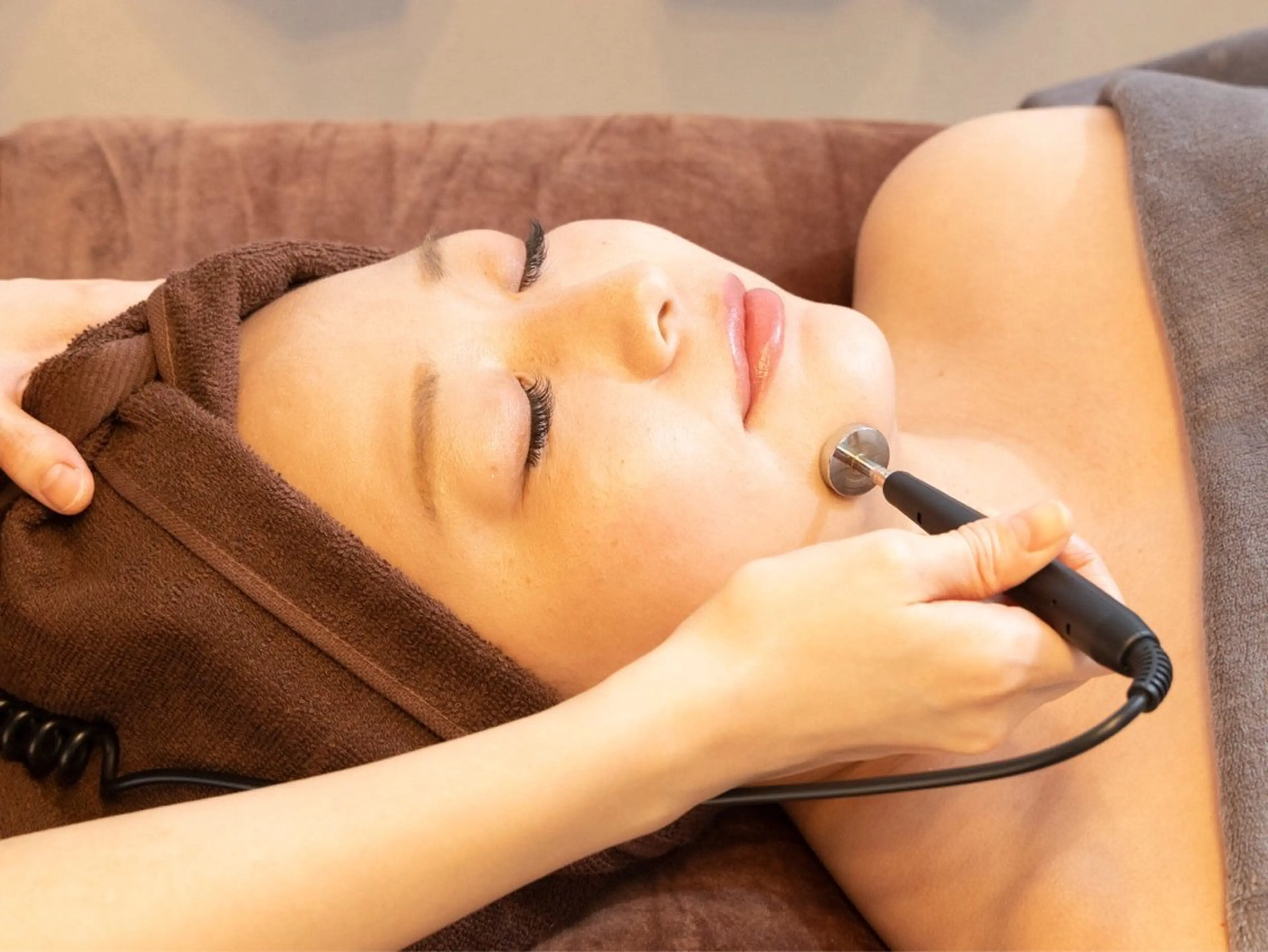 【ミニモ特別クーポンお肌ケア!イオン導出導入無料コース】肌ツヤNO1★小顔矯正(ヘッドスパ)+イオン導出導入＋首肩リンパの写真