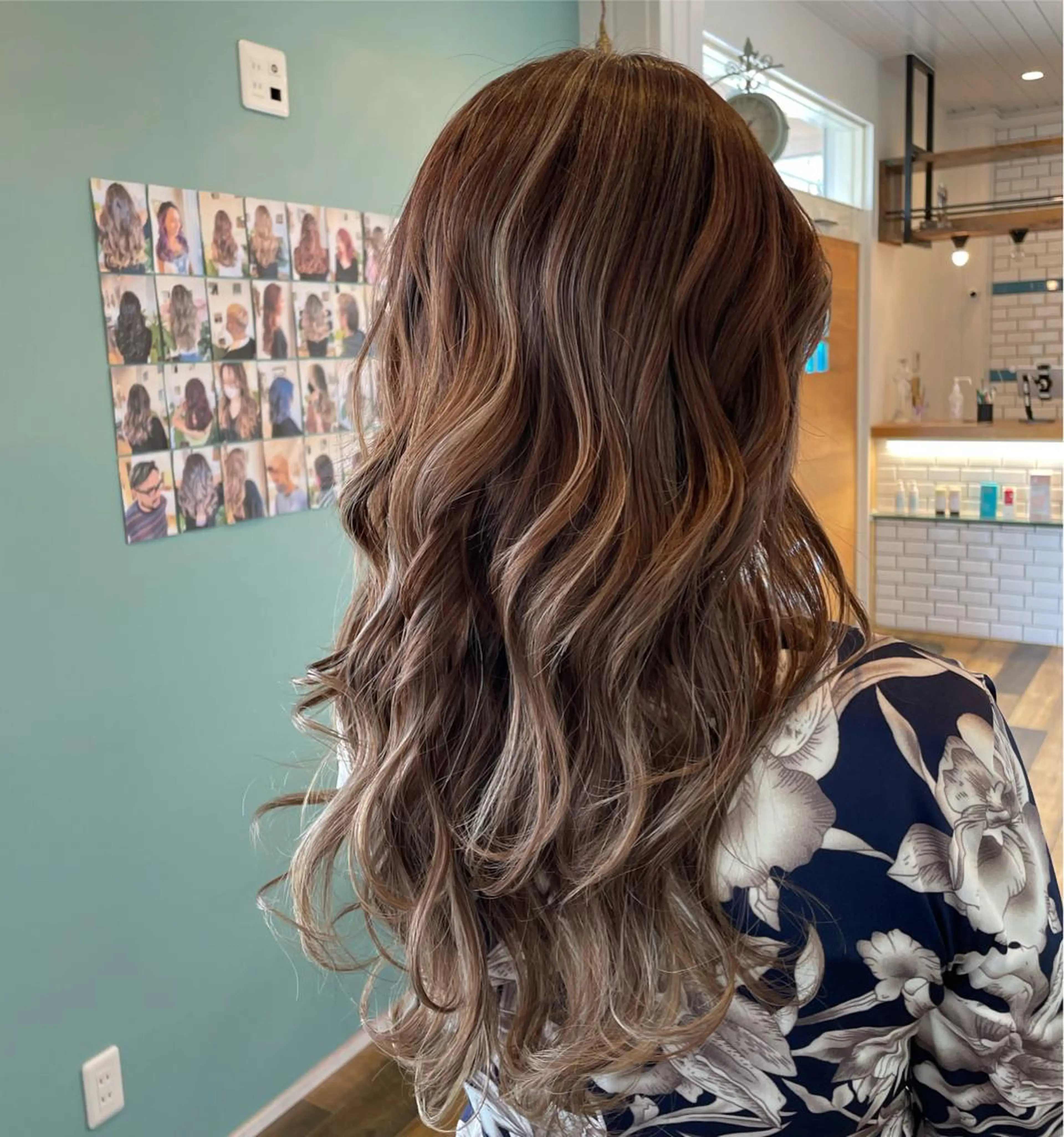 ロング カラー アッシュ 透明感カラー ハイライトカラー ハイトーンカラー ミルクティーアッシュ ヘアカラー 🌸小掛🌸 豊橋外国人風カラーのヘアスタイル