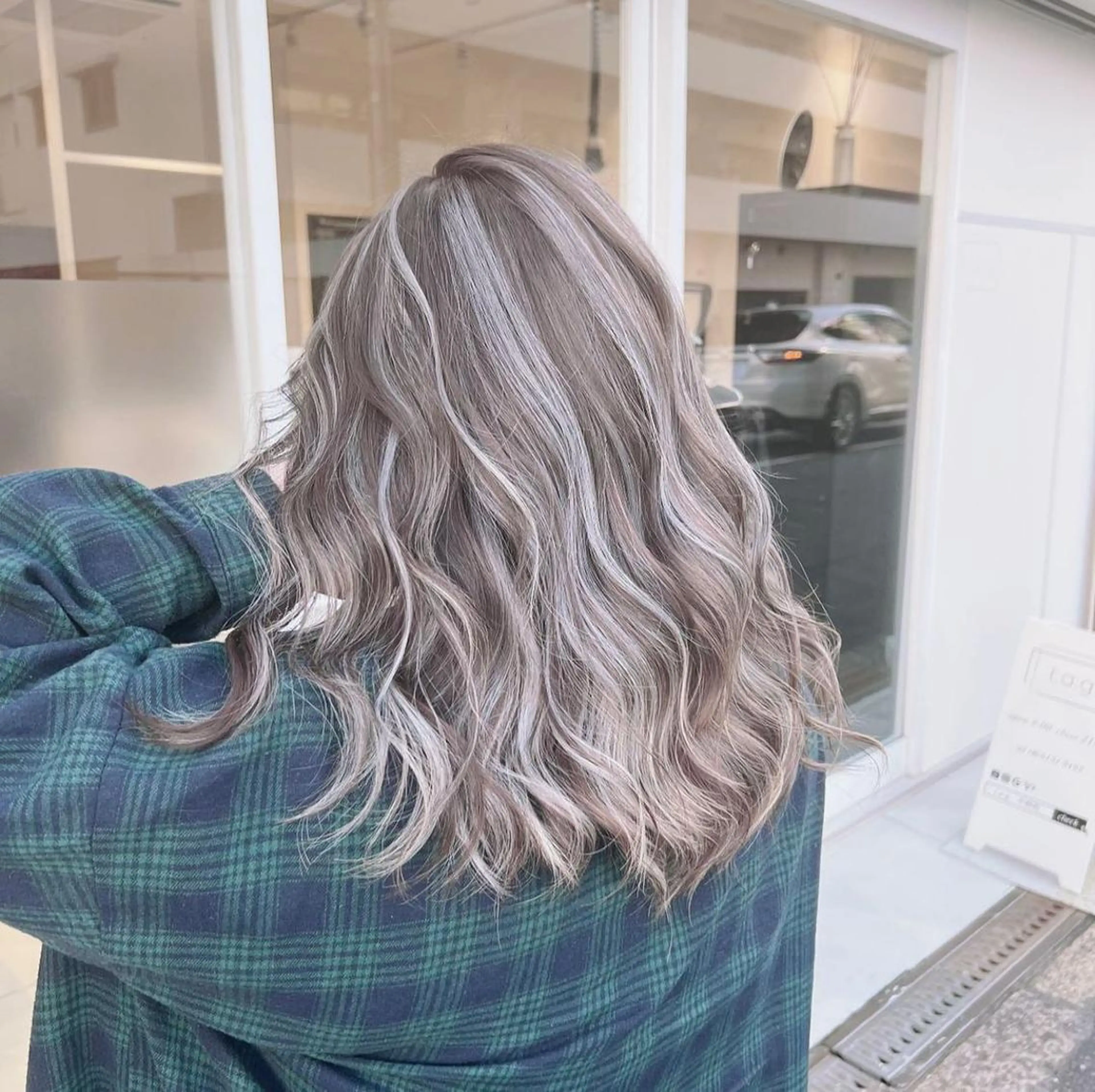 セミロング カラー ブリーチ ケアブリーチ ハイライトカラー ハイライト 髪質改善 ヘアカラー オフホワイトアンドなんば所属・福西 洋斗のヘアスタイル