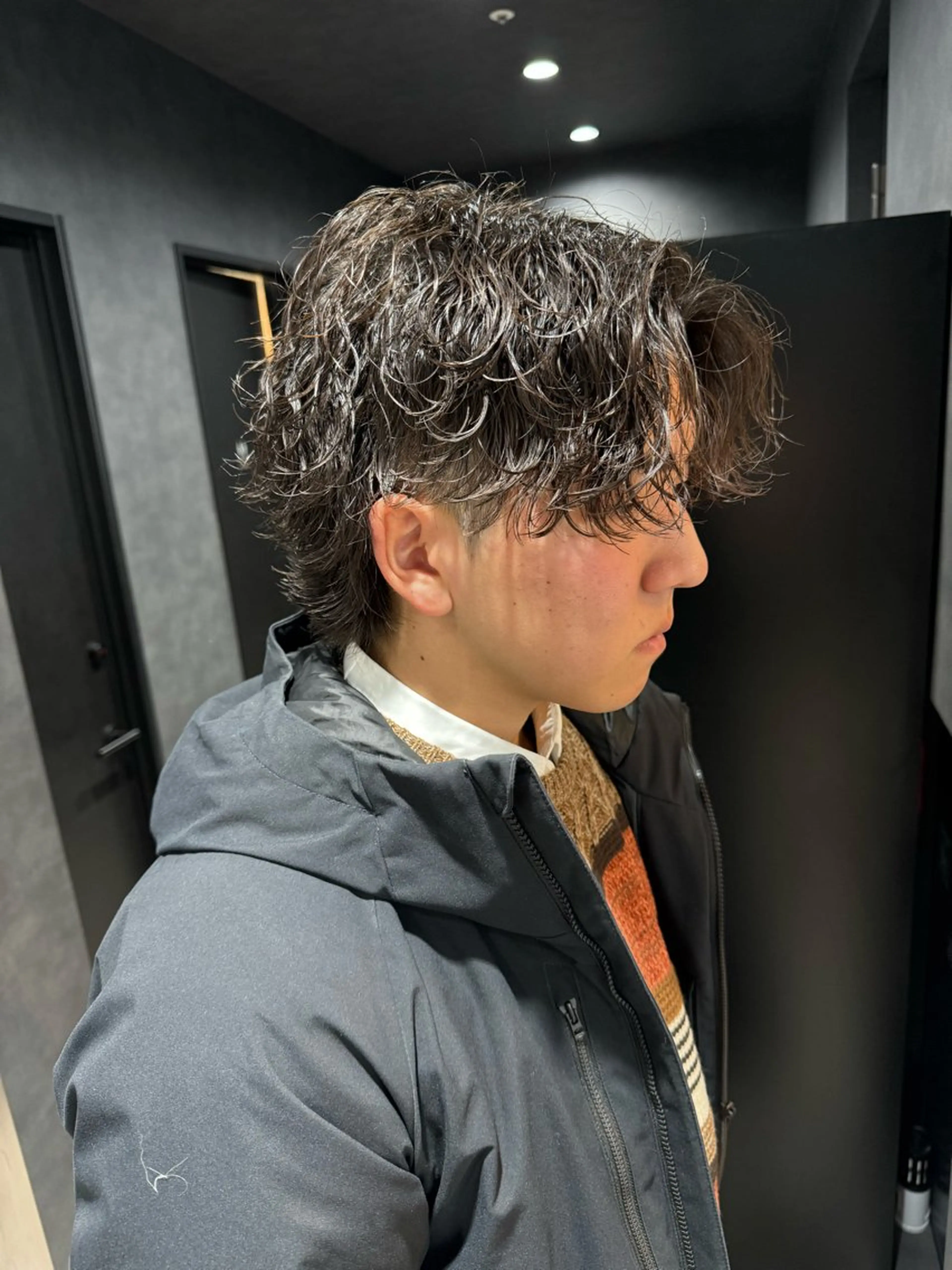 ショート カラー パーマ ヘアアレンジ メンズ メンズブリーチ センターパート メンズハイライト メンズハイトーン マッシュ カット トリートメント ヘッドスパ ヘアセット スパイキー/フェザー /波巻き/かいとのヘアスタイル