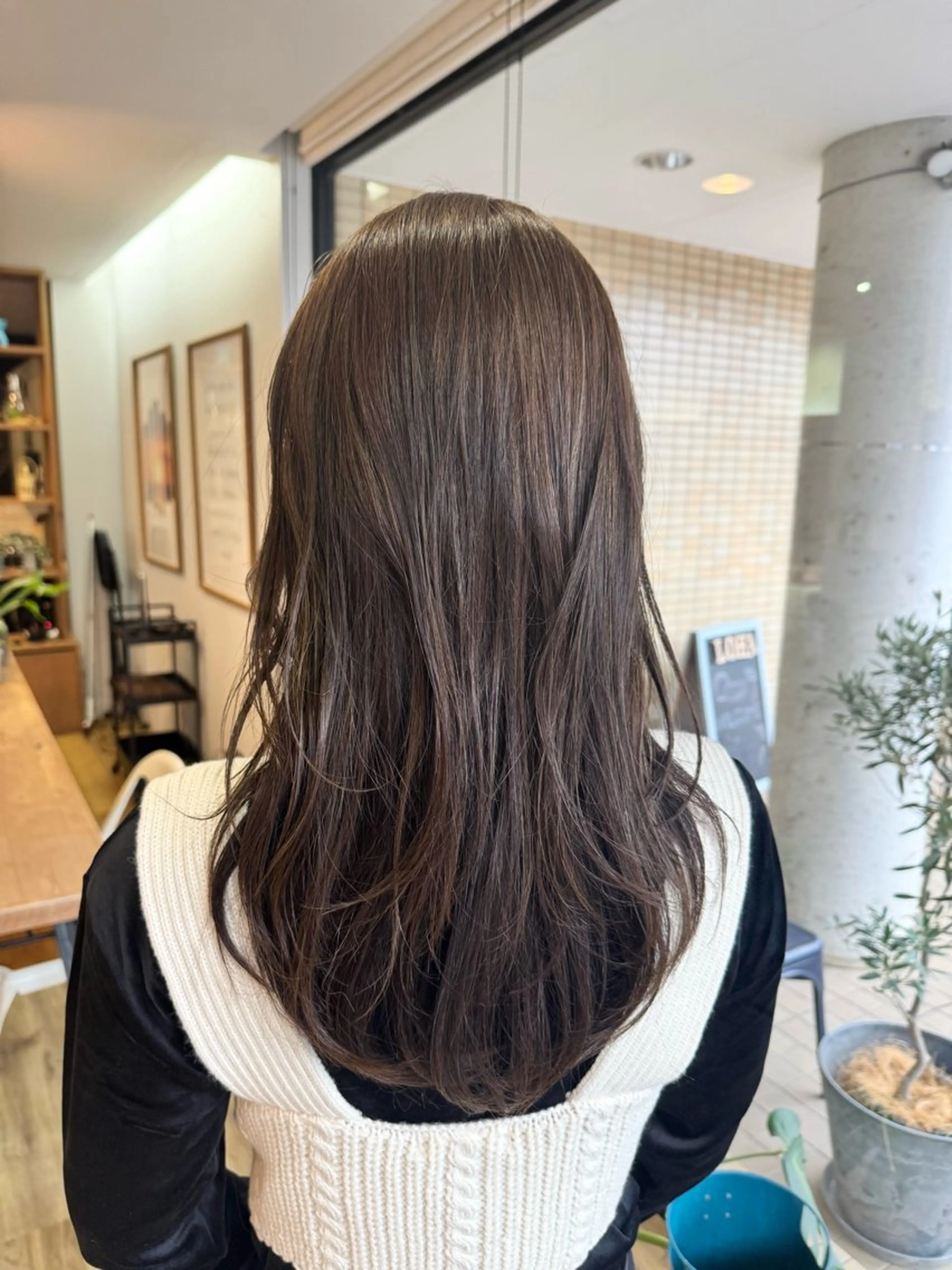 ロング カラー アッシュ アッシュグレー ヘアカラー トリートメント ツキダテ ユイのヘアスタイル